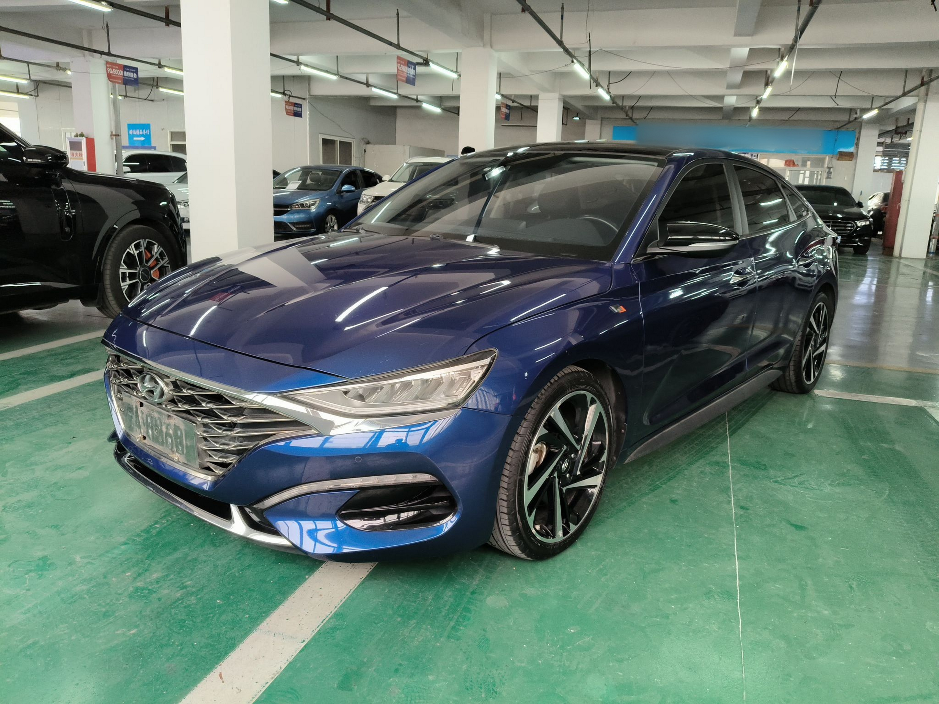 تحت مقدمة السيارة