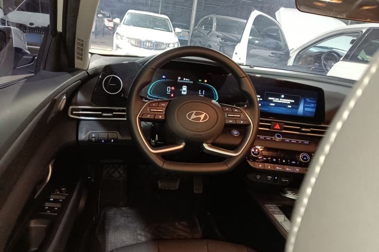 Used Hyundai Elantra 2023 1.5L CVT LUX Prestige Edition
