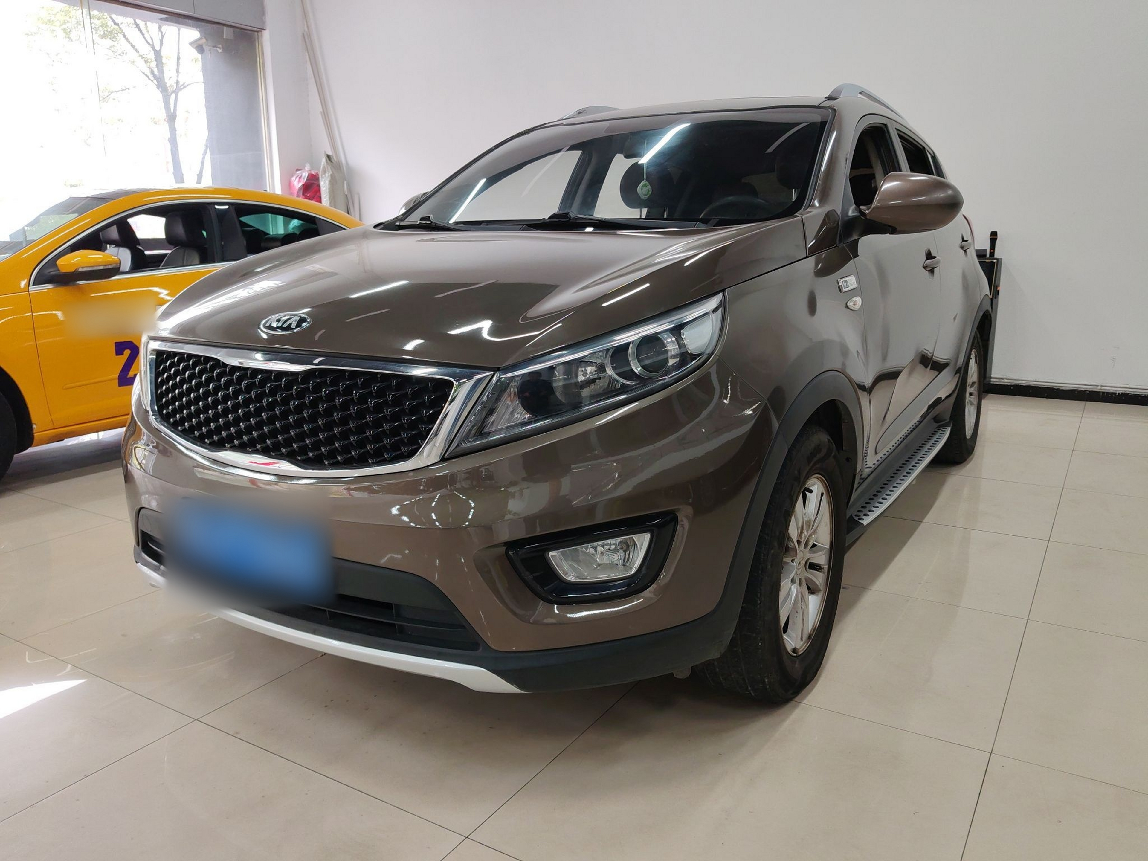 Под передней частью автомобиля