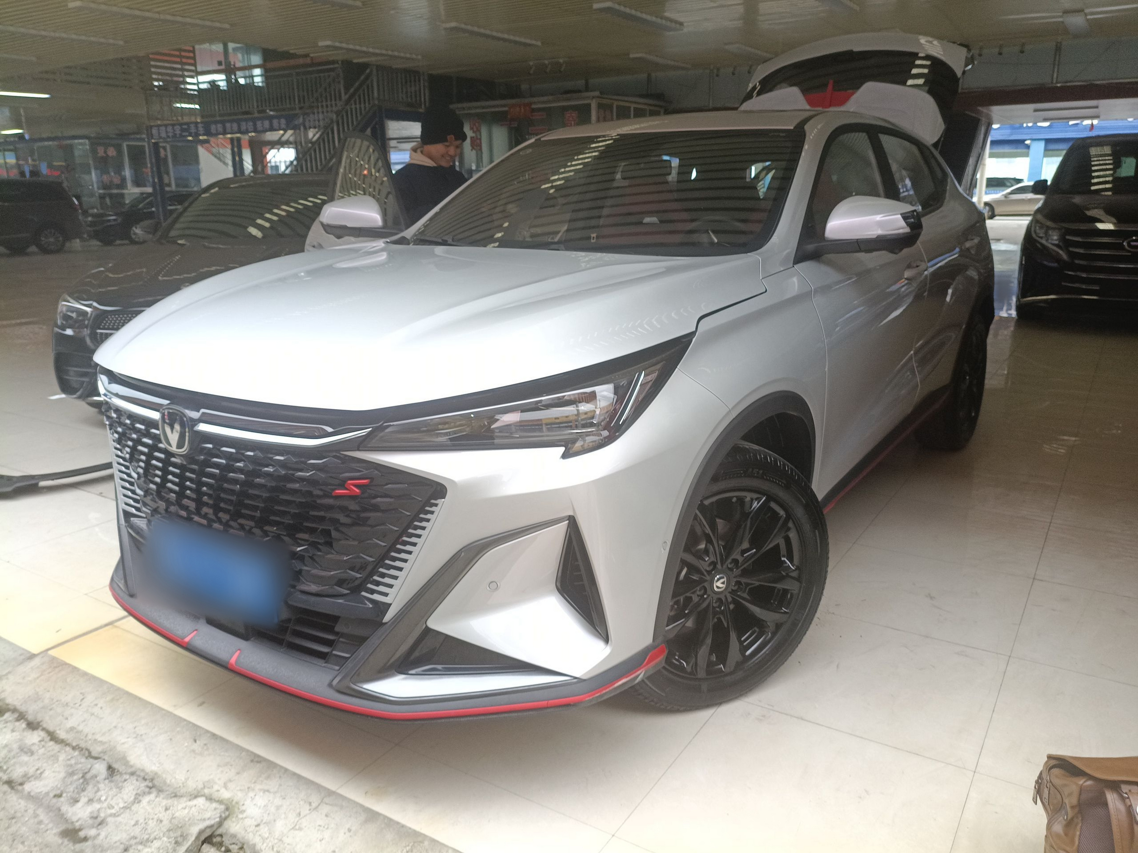 Под передней частью автомобиля