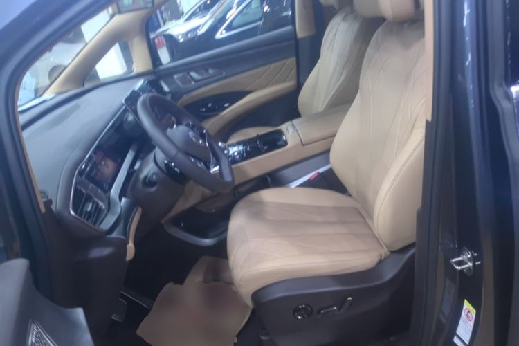 Used Denza D9 2025 DM-i Intelligent Drive 1020 Four-Wheel Drive Prestige Model
