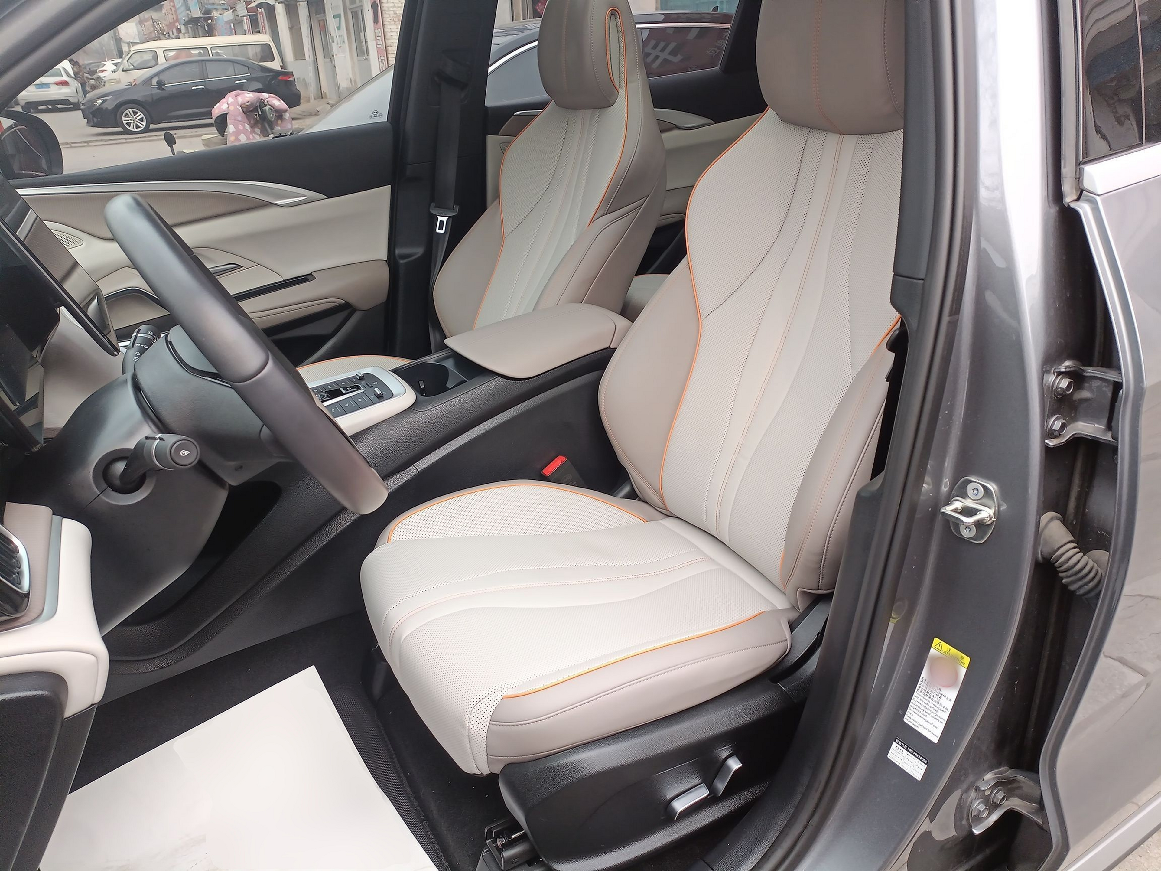 Переднее сиденье в автомобиле