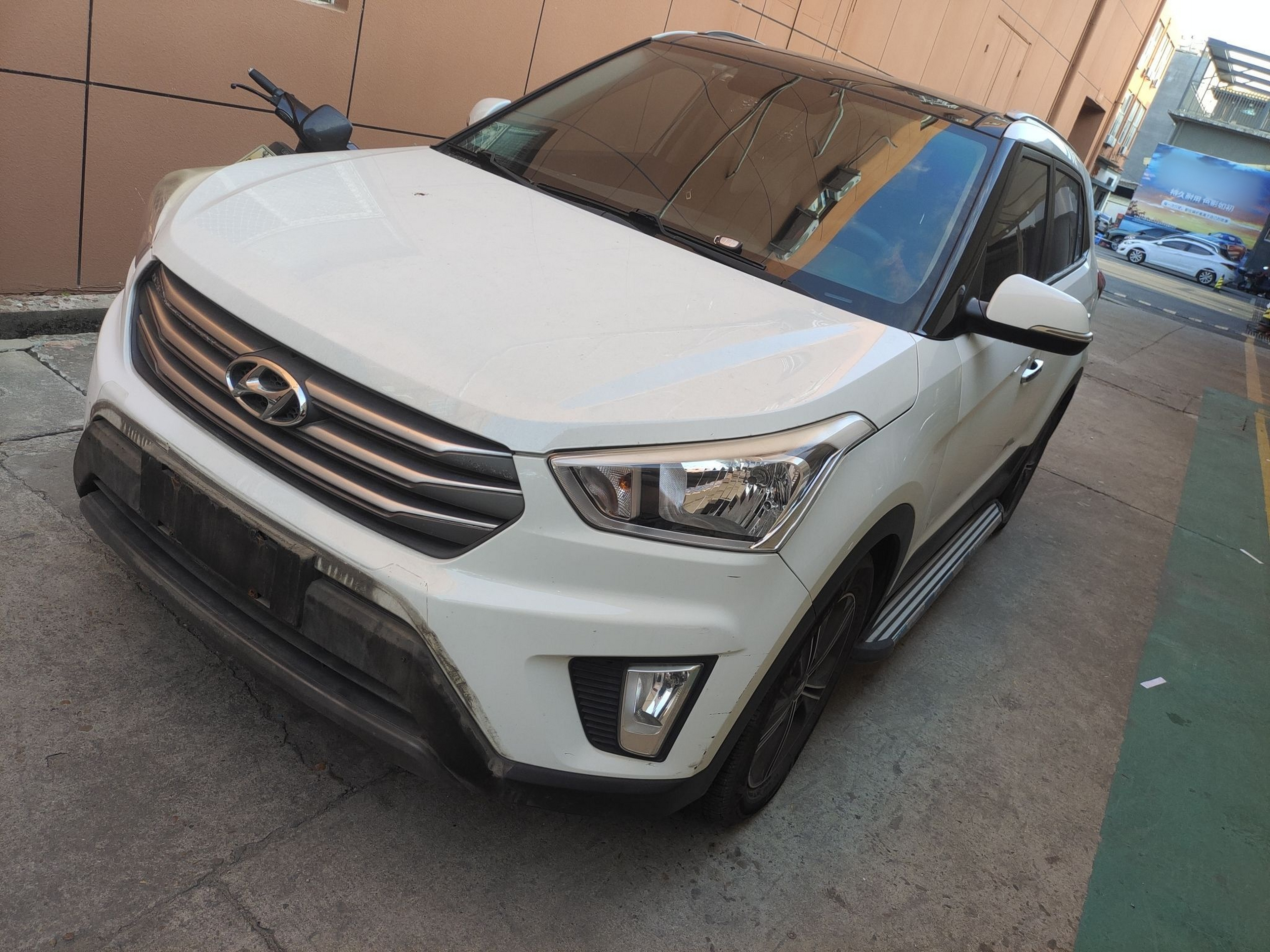 تحت مقدمة السيارة