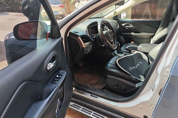 Used  Cherokee 2016 2.4L Leading Edition