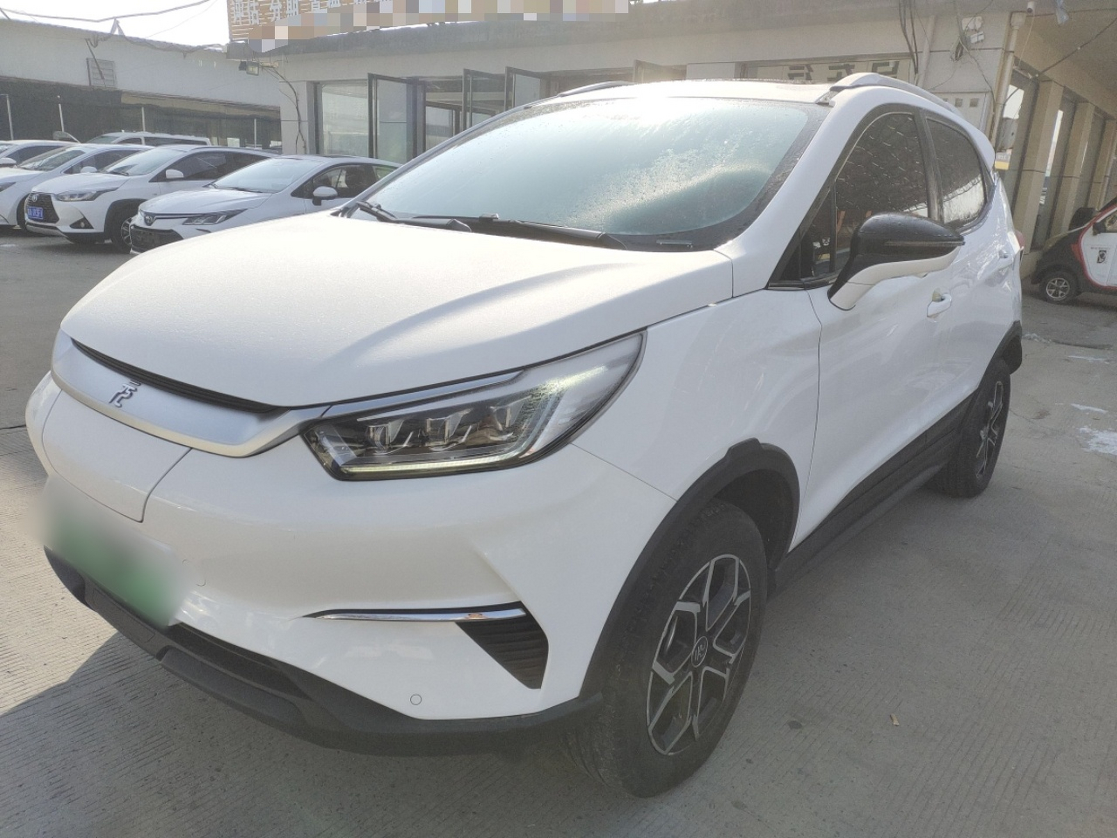 تحت مقدمة السيارة