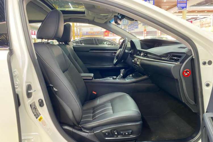 Used Lexus ES 2015 300h Comfort Edition
