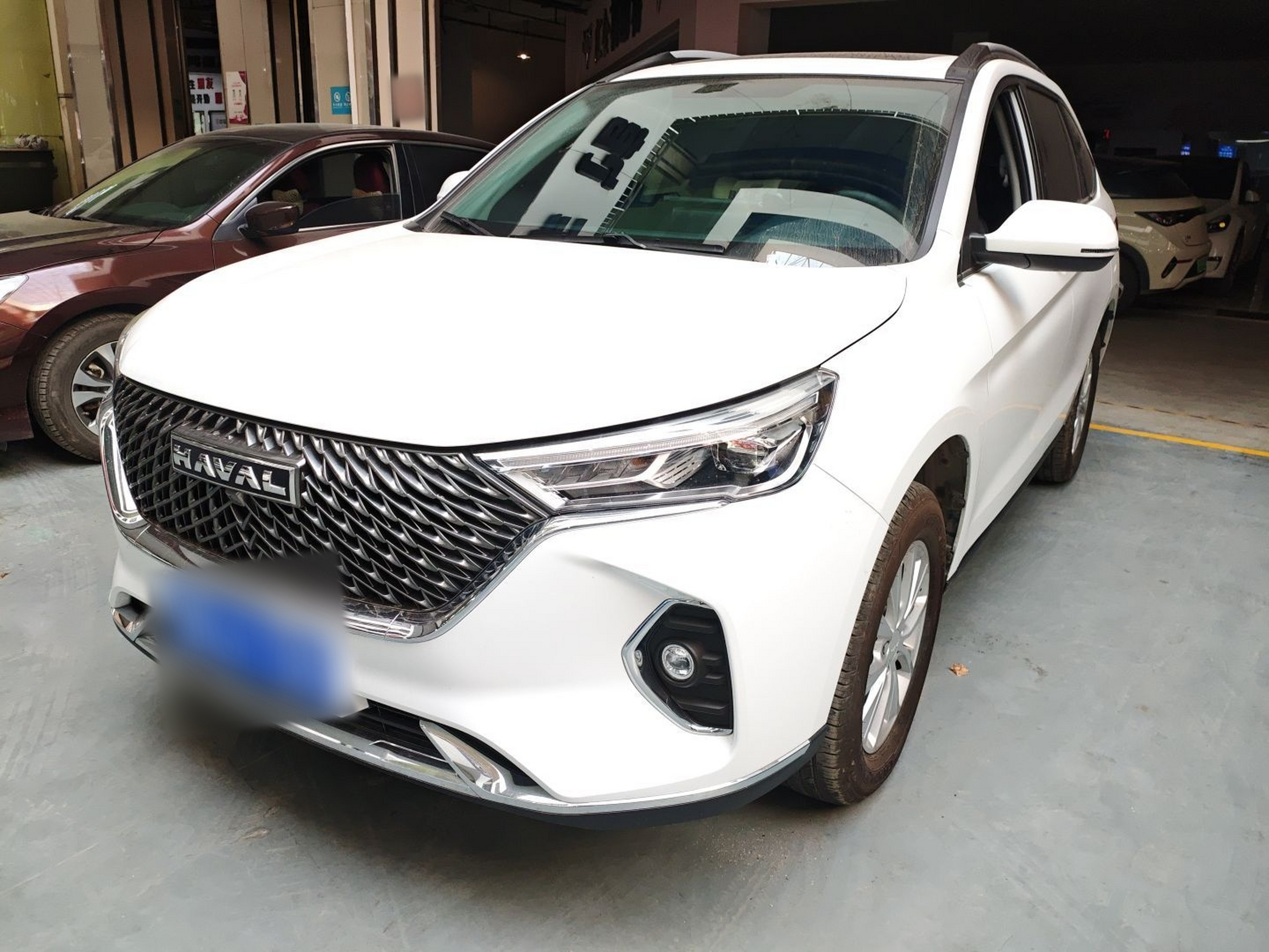 تحت مقدمة السيارة