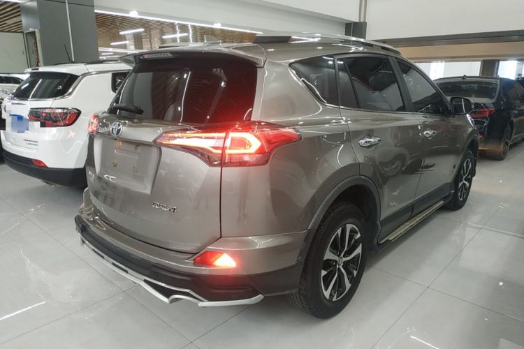 Used Toyota RAV4 2016 2.0L CVT Two-Wheel Drive Fashion Edition China V Standard
