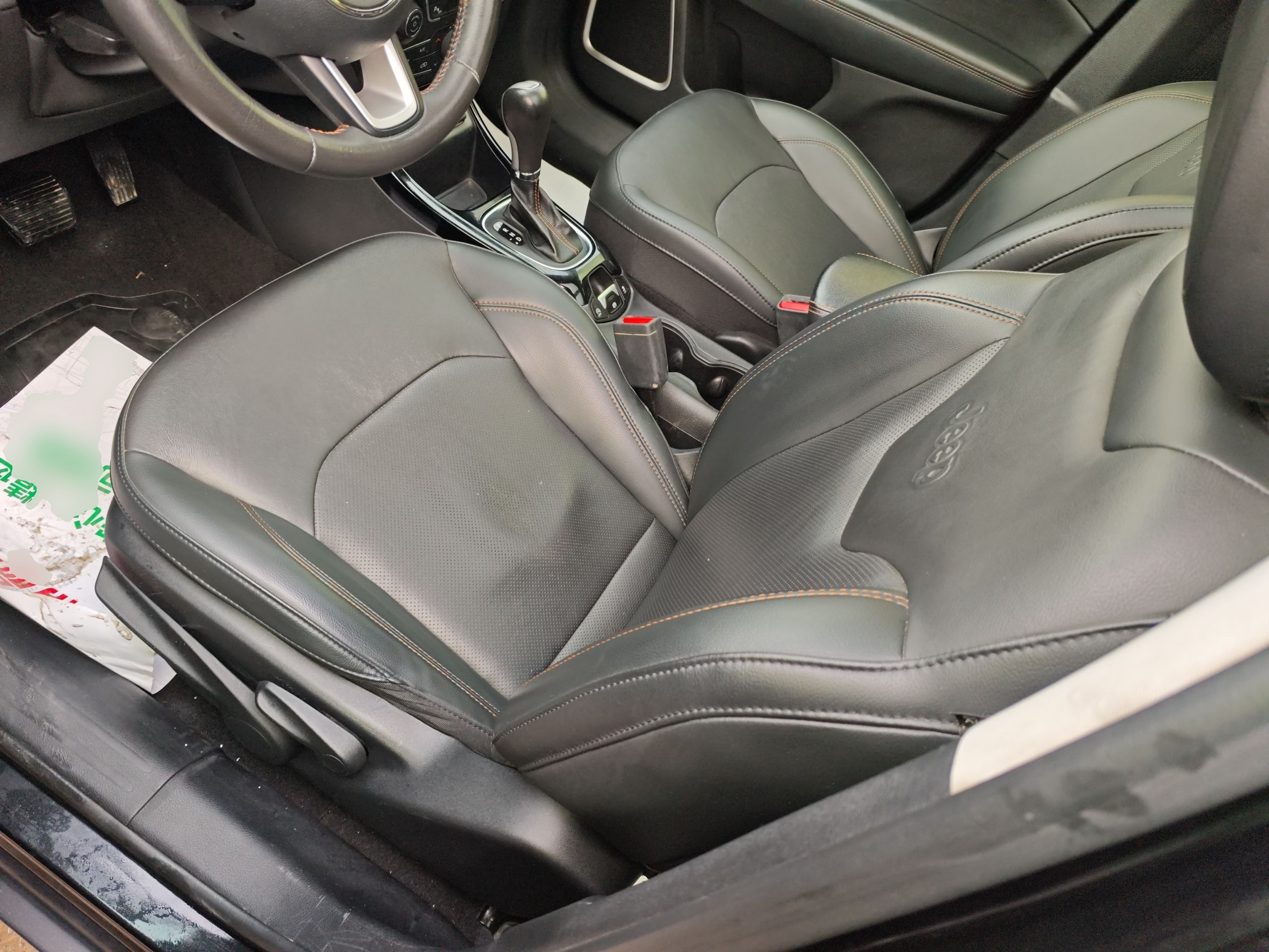 المقاعد الأمامية داخل السيارة