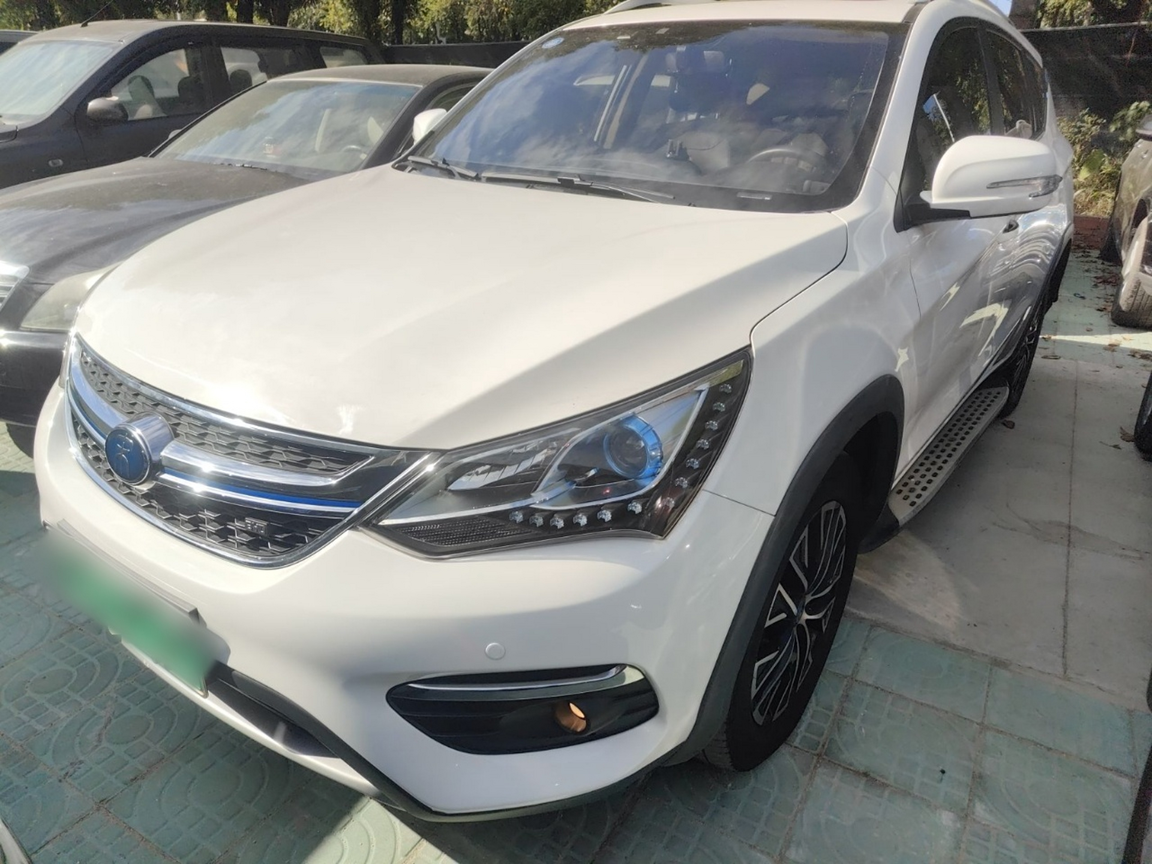 Под передней частью автомобиля