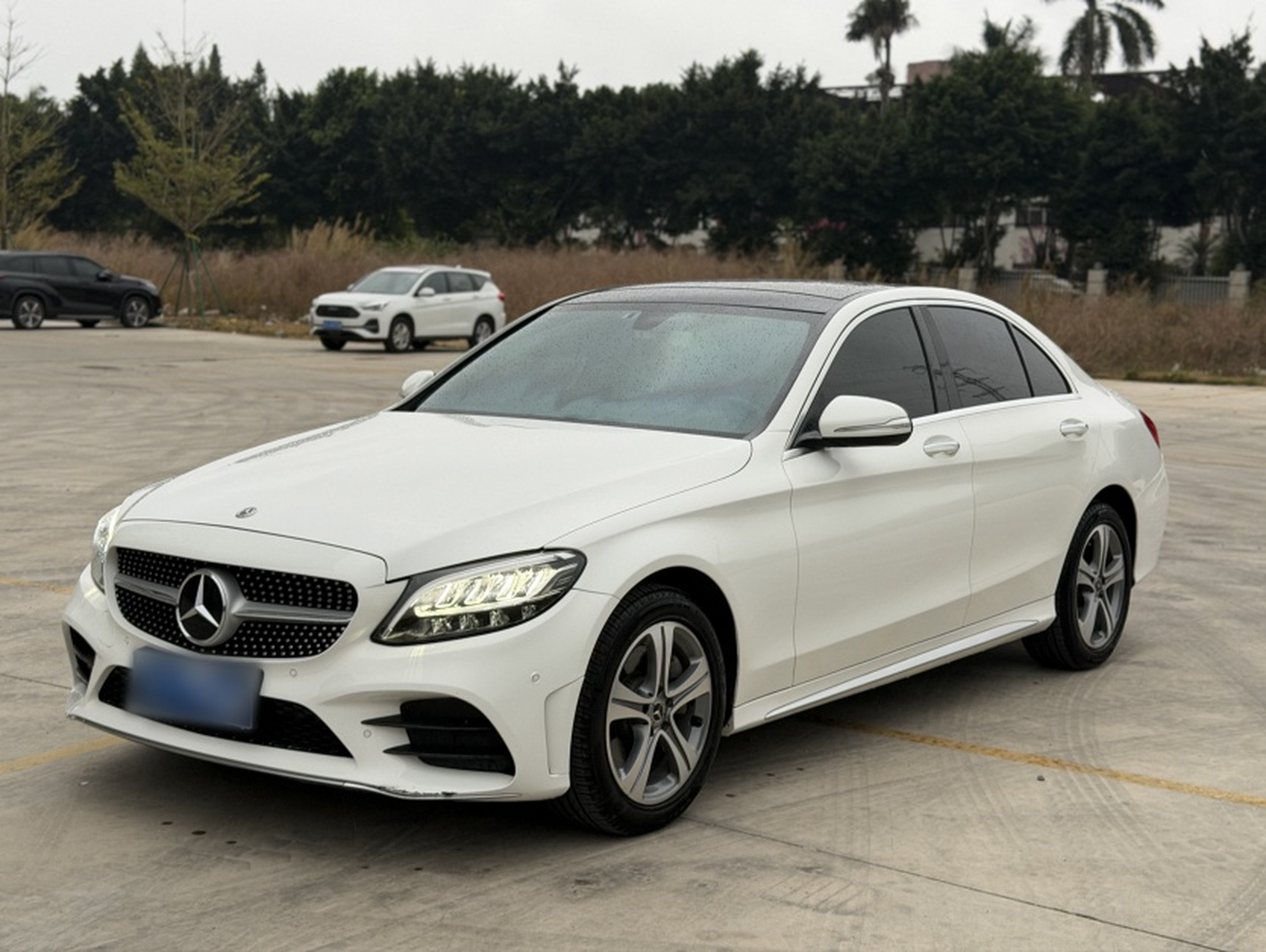 Под передней частью автомобиля