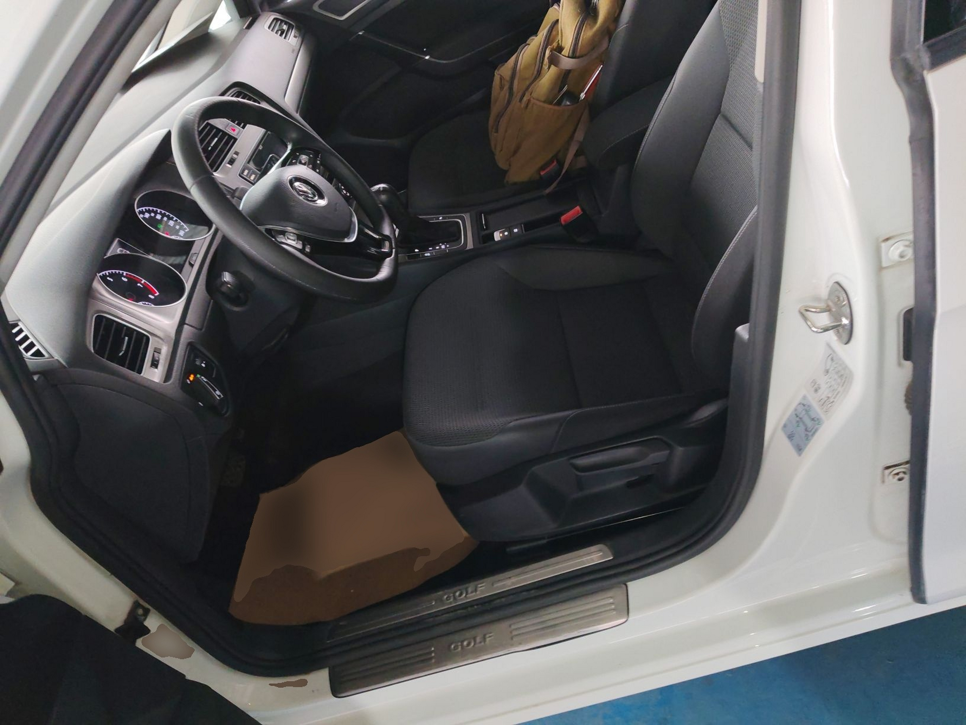 Переднее сиденье в автомобиле