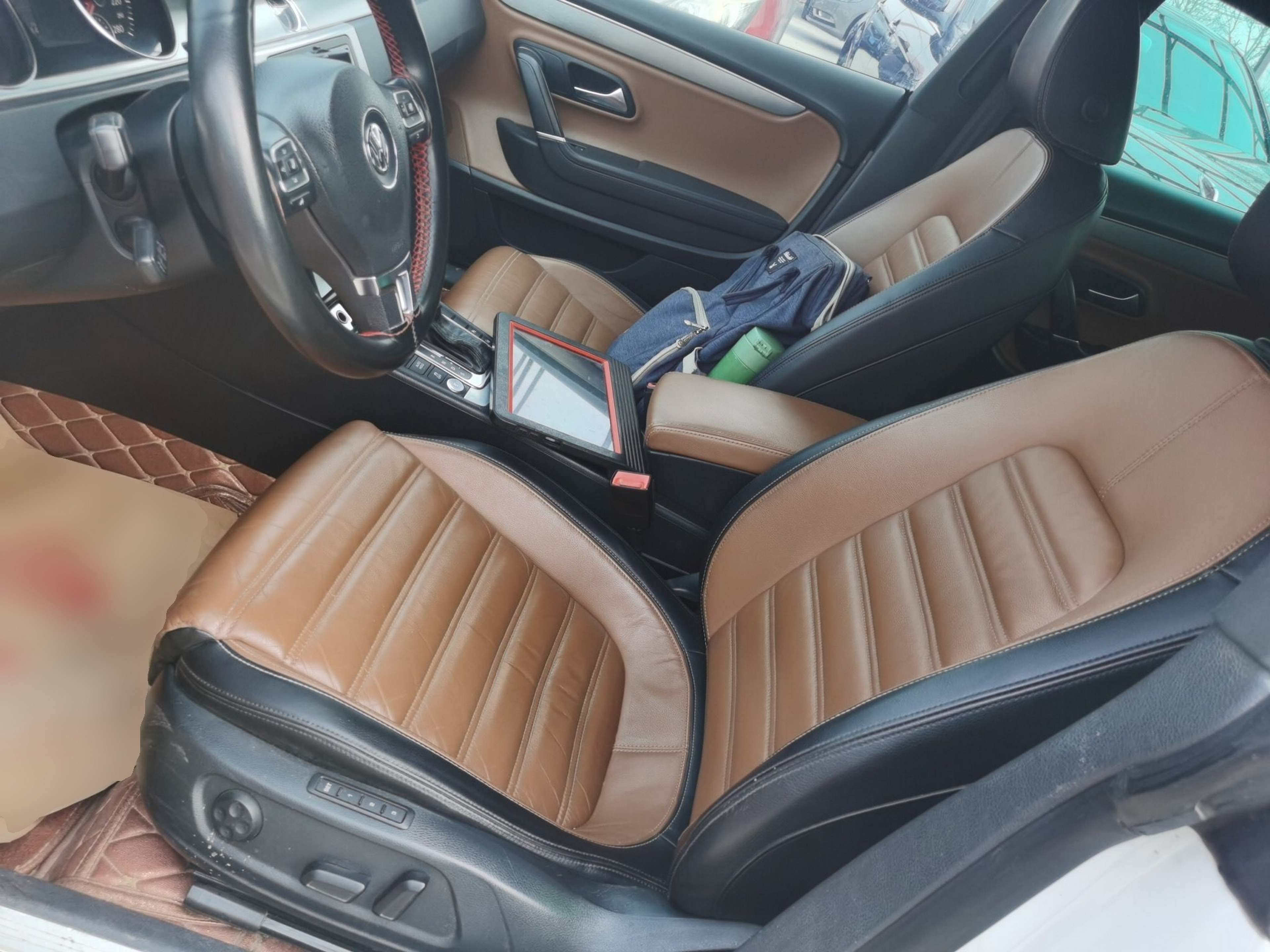 Переднее сиденье в автомобиле