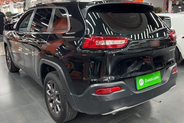 Used  Cherokee 2020 2.0L Two-Wheel Drive Classic Sports Edition
