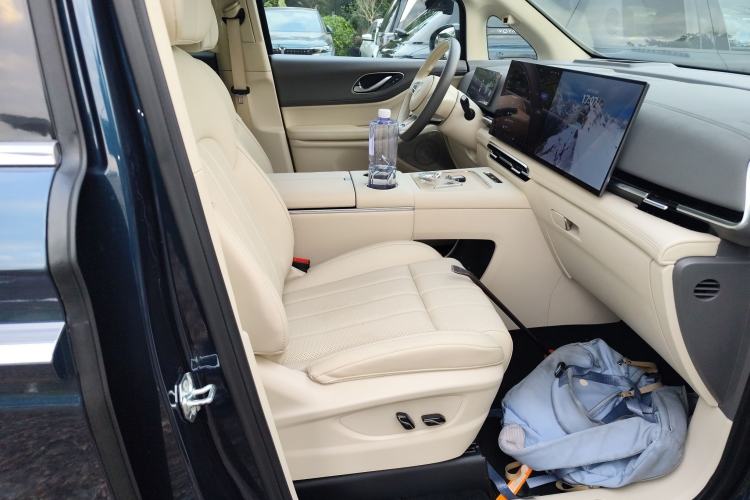 Used VOYAH Dream 2025 PHEV Four-Wheel Drive Prestige Kunpeng Edition
