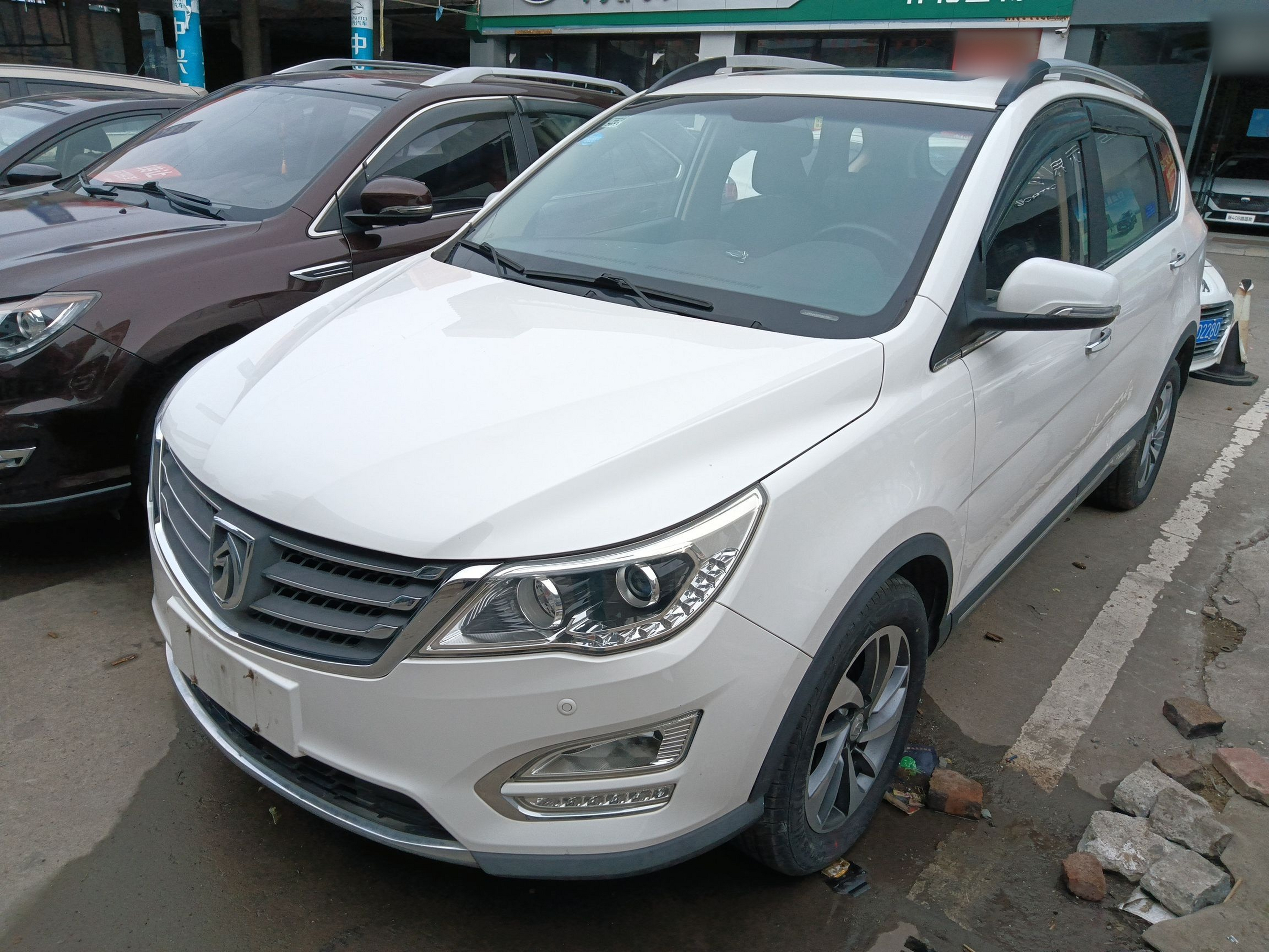 Под передней частью автомобиля