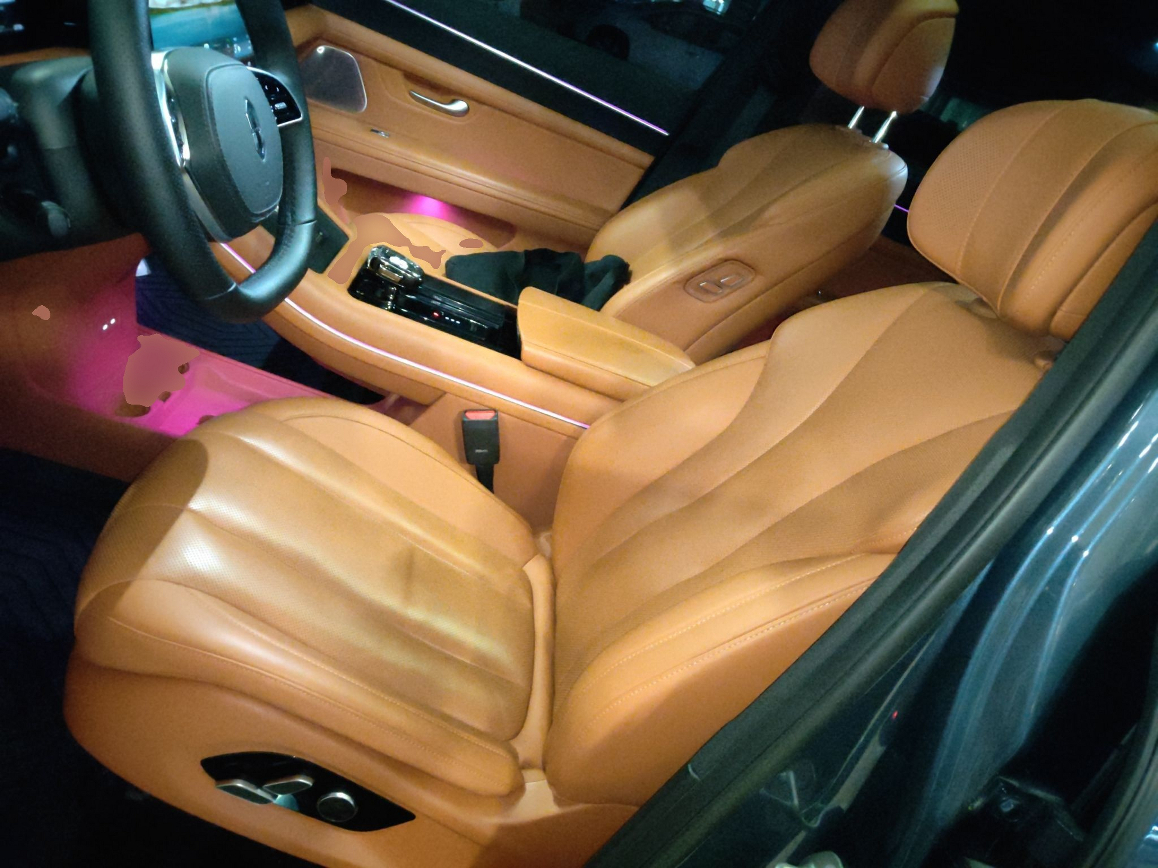 المقاعد الأمامية داخل السيارة