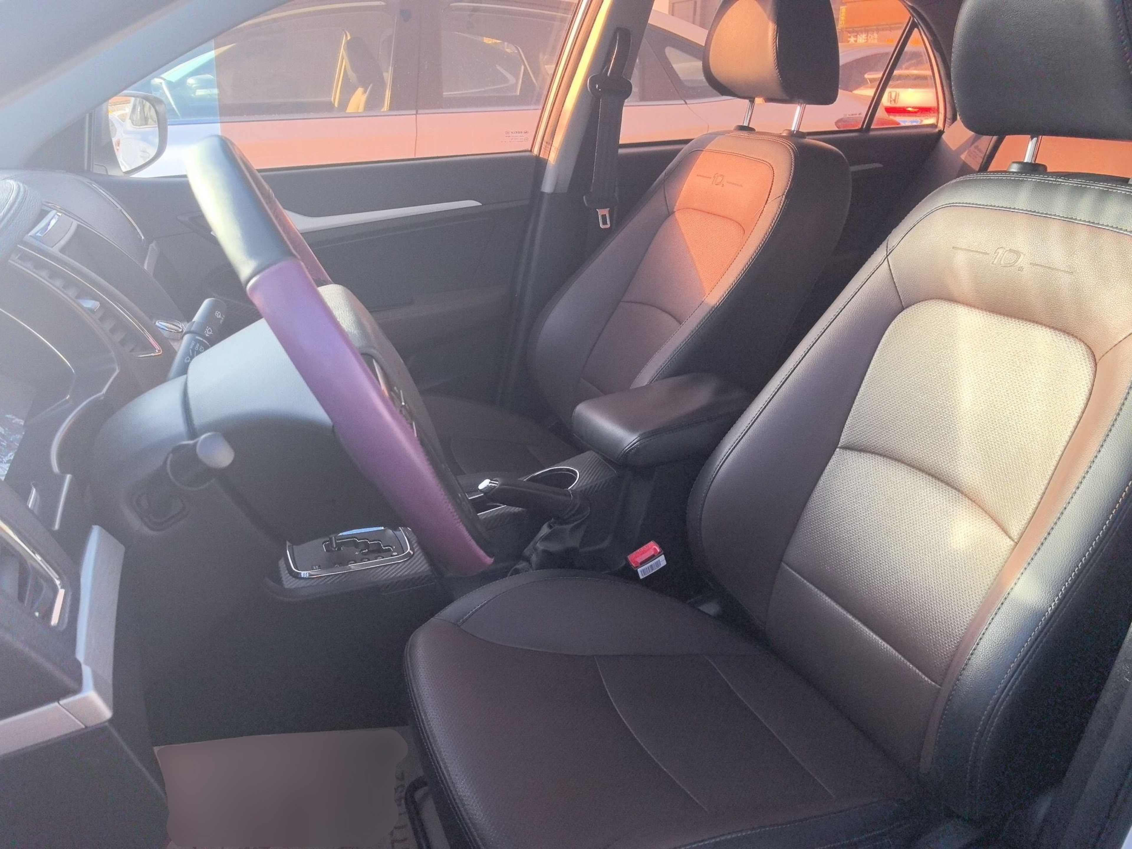 Переднее сиденье в автомобиле