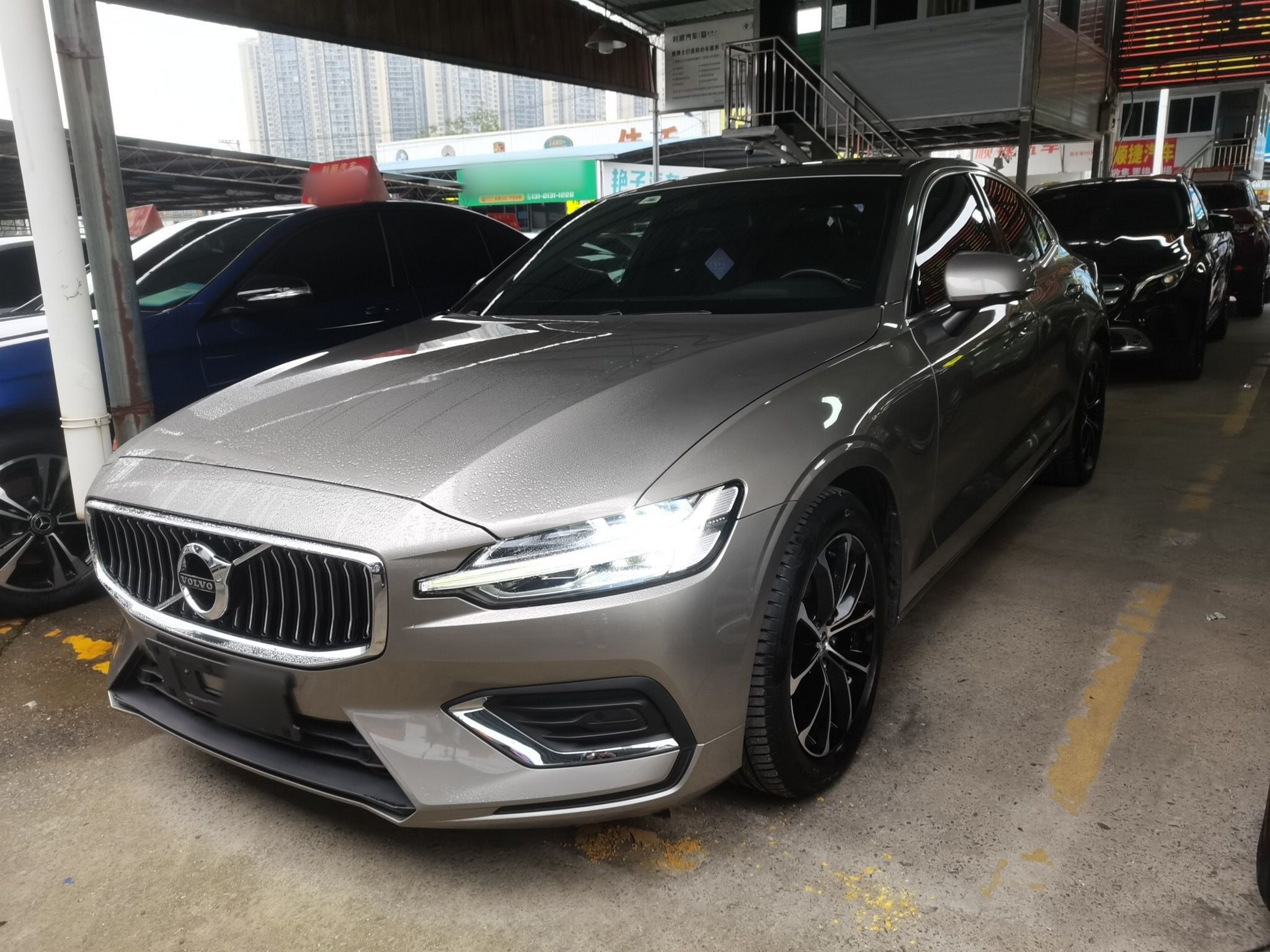 Под передней частью автомобиля