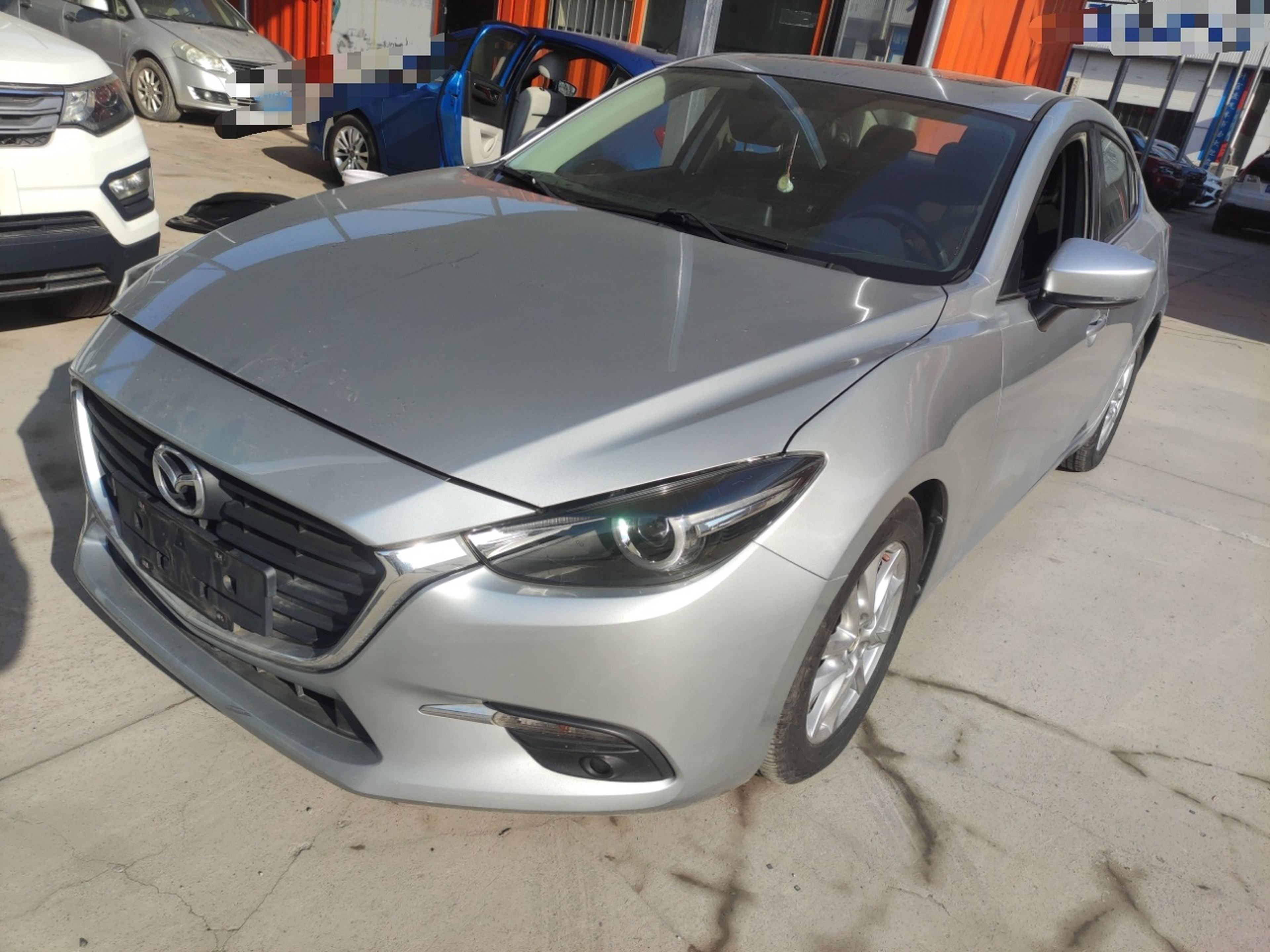 Под передней частью автомобиля