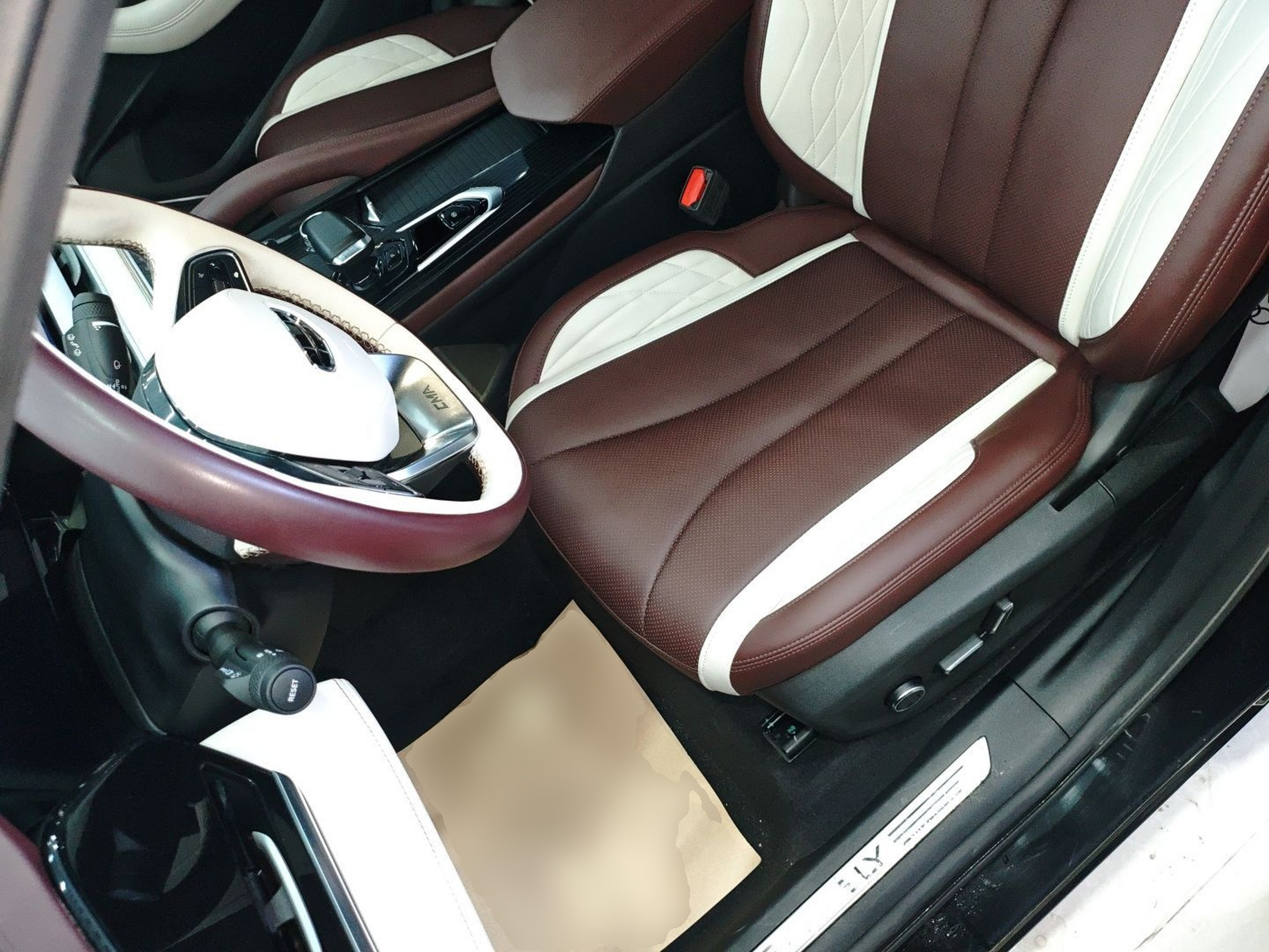 المقاعد الأمامية داخل السيارة