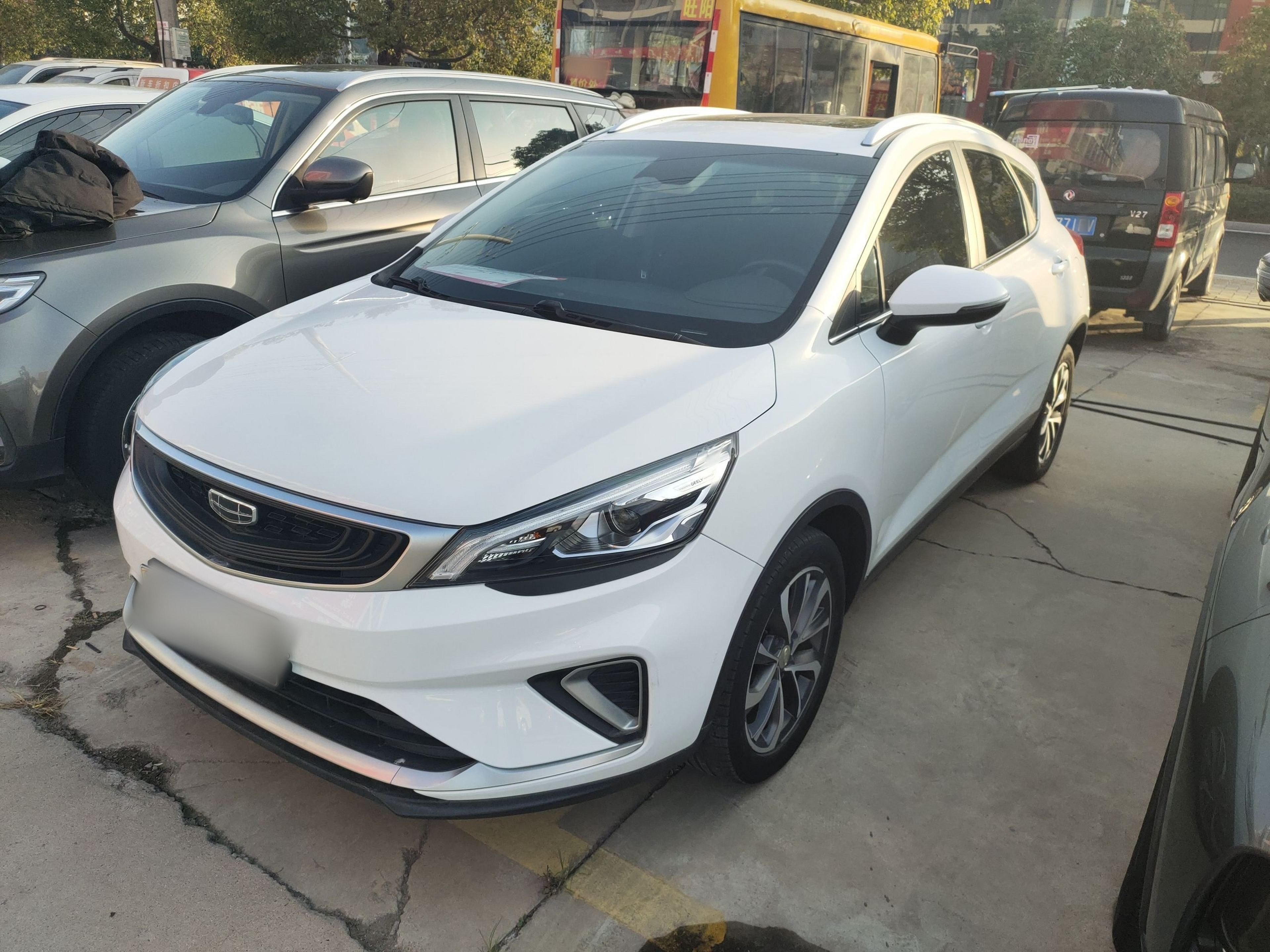 Под передней частью автомобиля