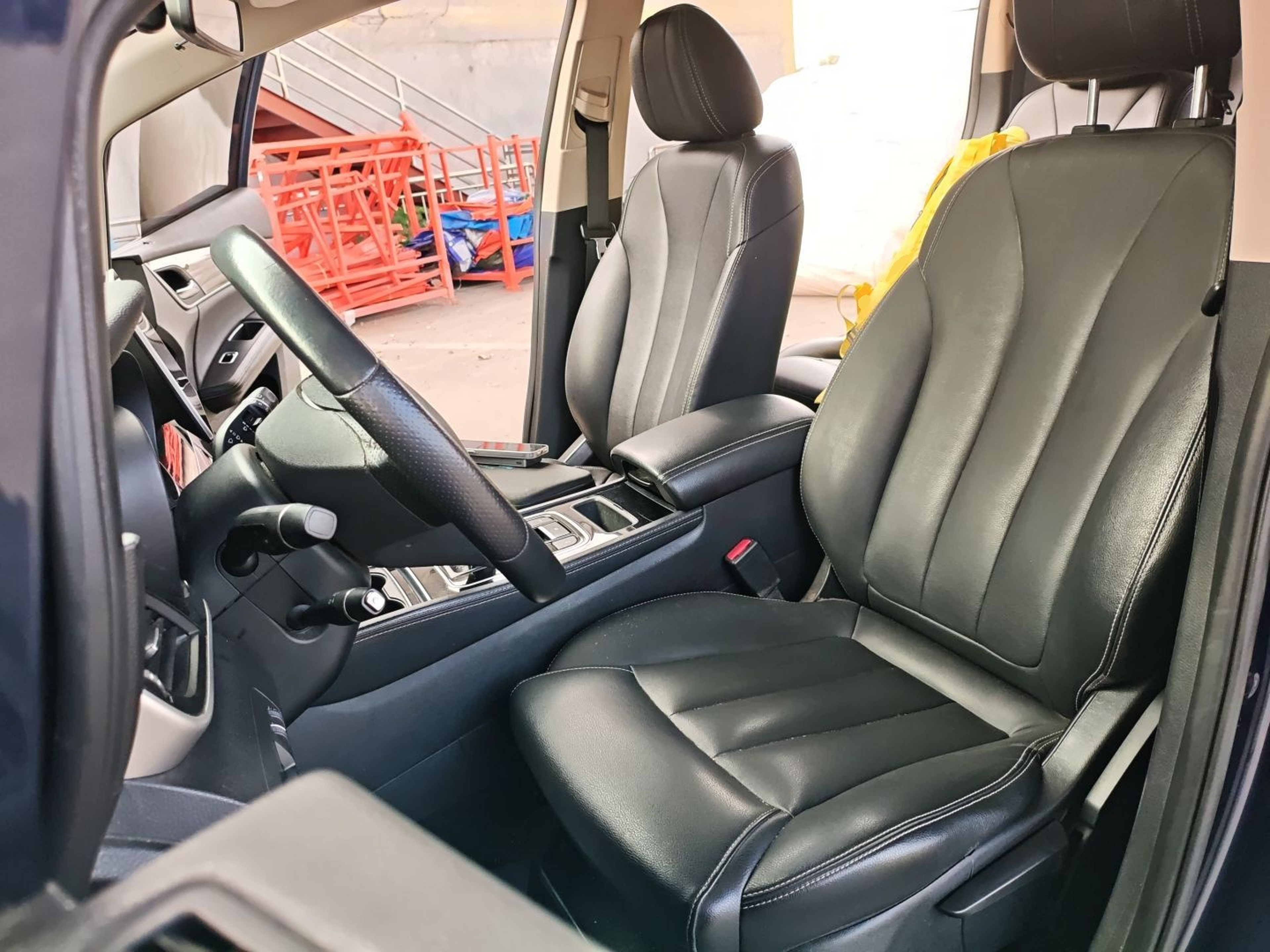 Переднее сиденье в автомобиле