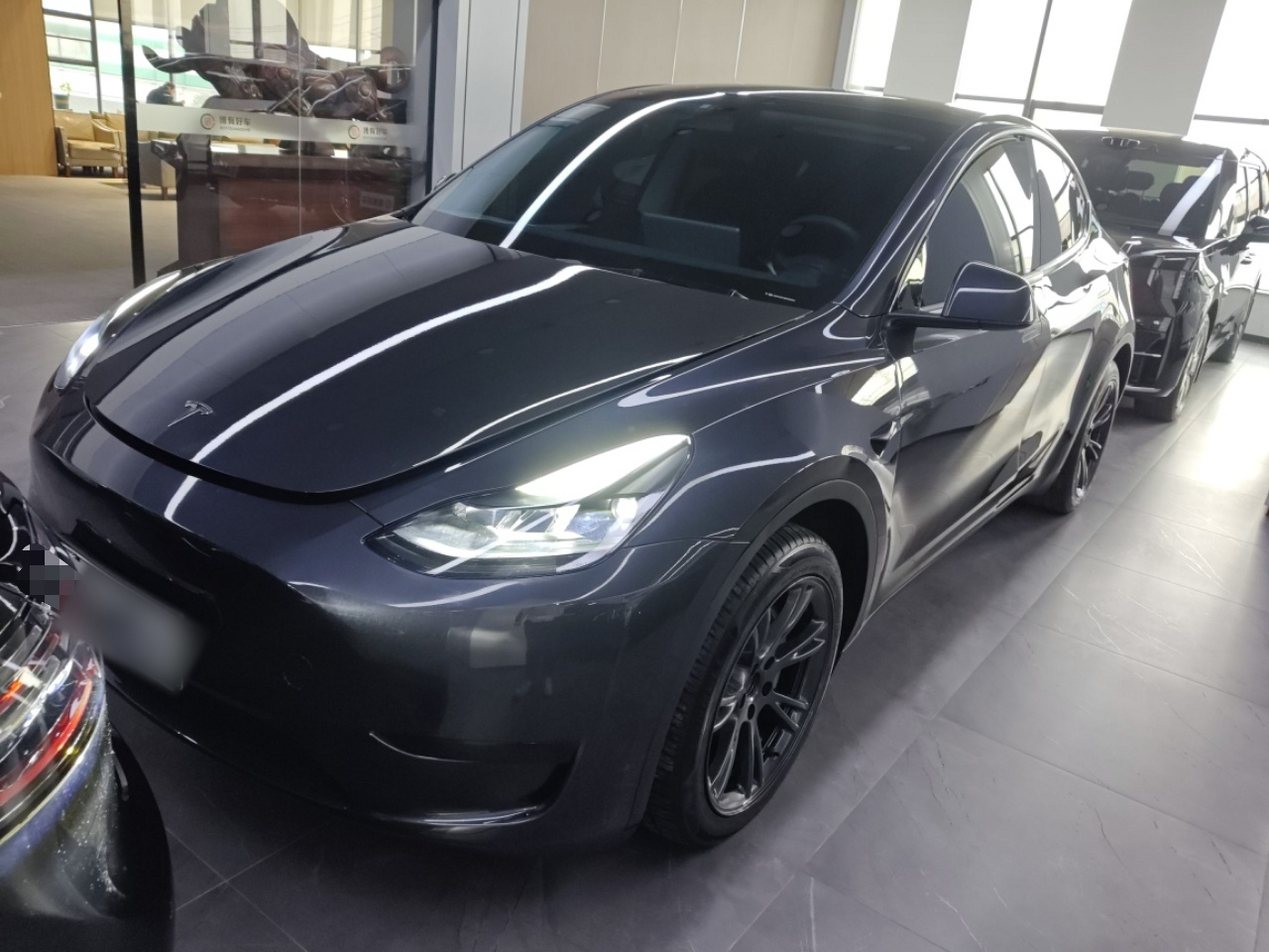 تحت مقدمة السيارة