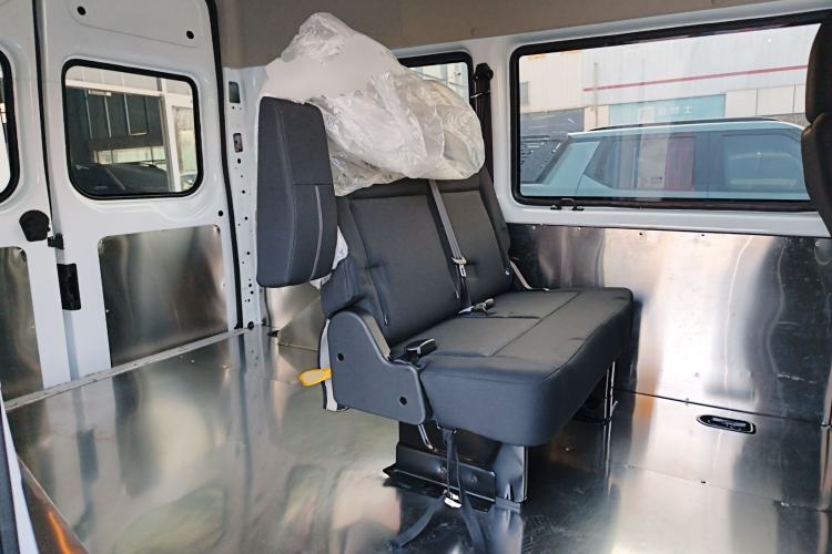 Used JMC Fushun 2025 2.0T 8AT Diesel Short-Wheelbase Mid-Top Commercial Multi-Purpose Passenger Vehicle with 5/6 Seats
