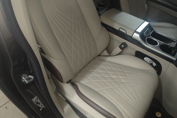 Used Buick GL8 2023 Land Executive Class Comfort Model