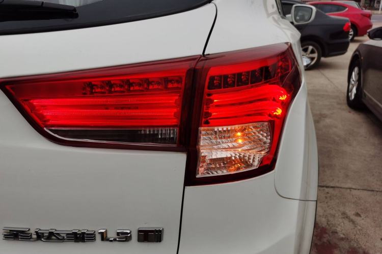 Used Huatai Santa Fe 2016 1.5T Gasoline Manual Two-Wheel Drive Smart Enjoyment i3 Model
