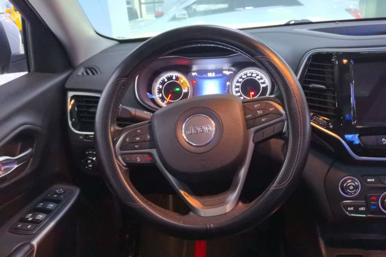 Used  Cherokee 2019 2.0T Two-Wheel Drive Smart Enjoyment Version China V
