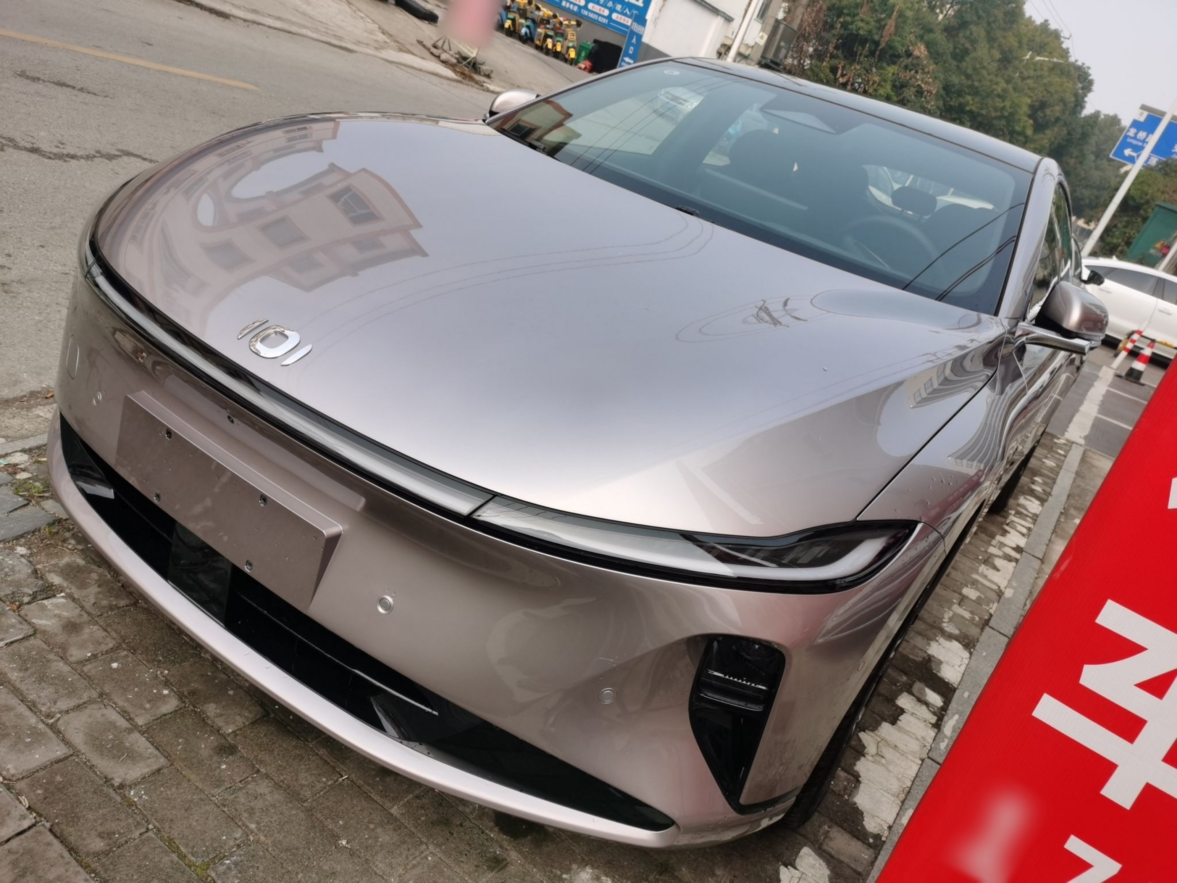 Под передней частью автомобиля