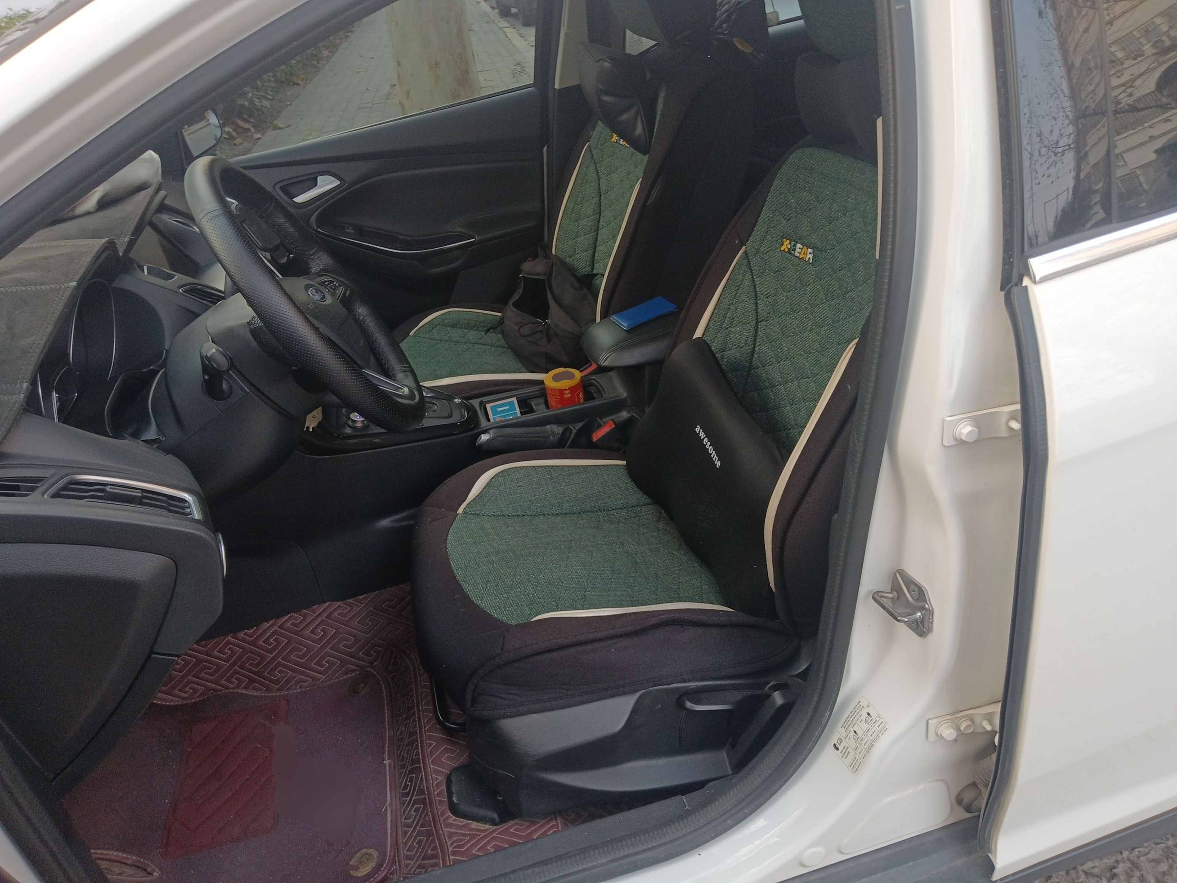 Переднее сиденье в автомобиле