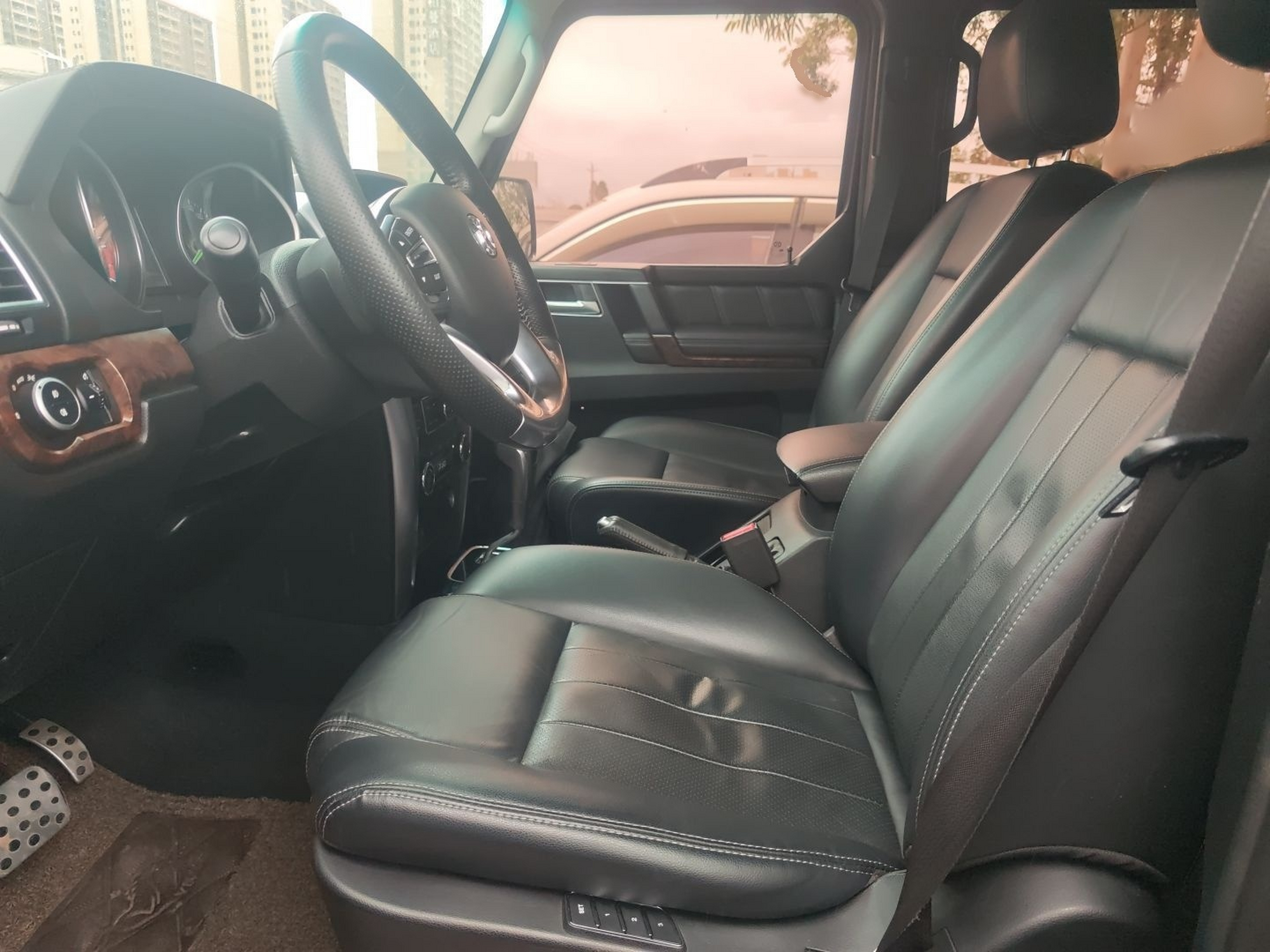 المقاعد الأمامية داخل السيارة