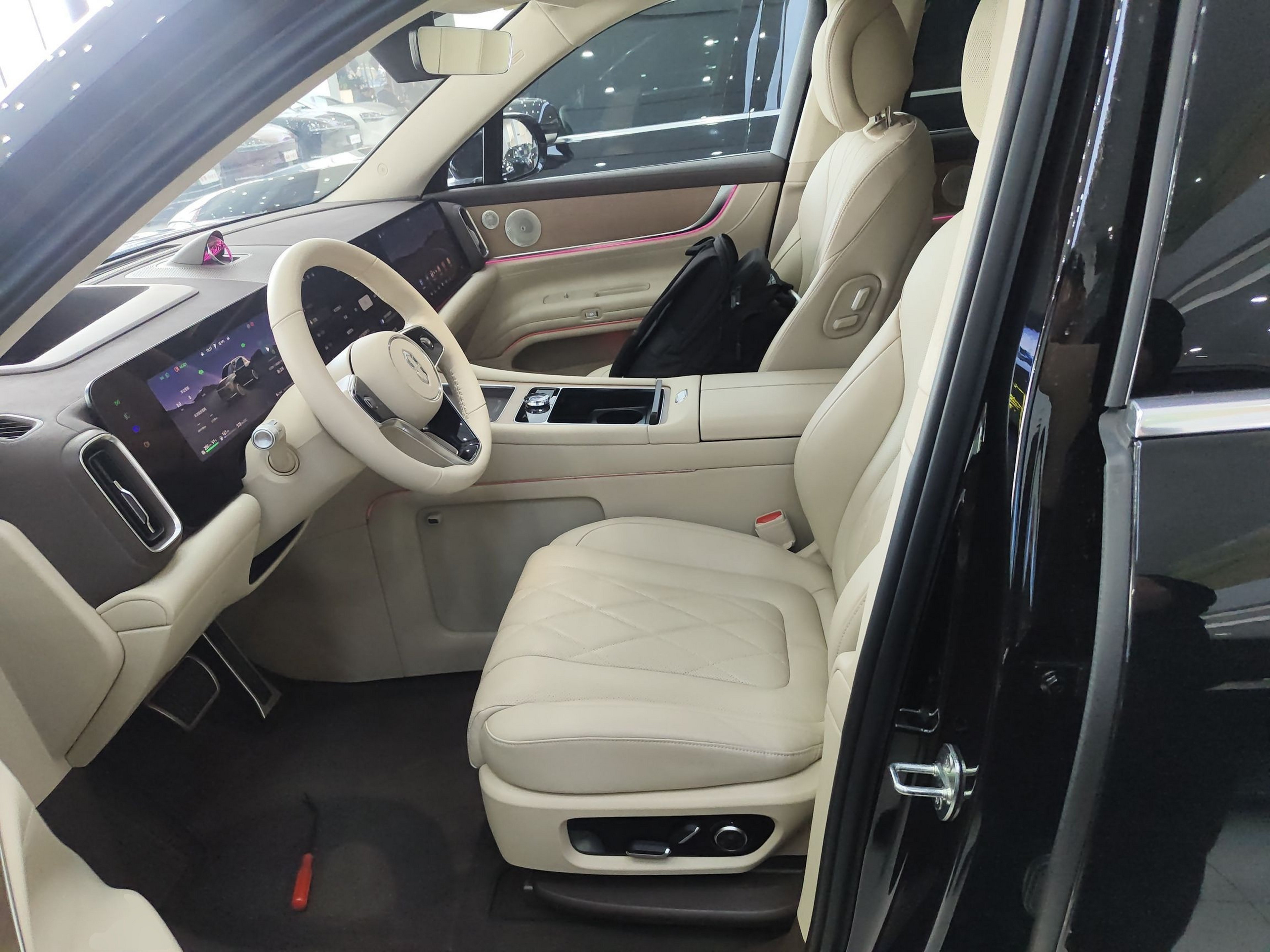 المقاعد الأمامية داخل السيارة