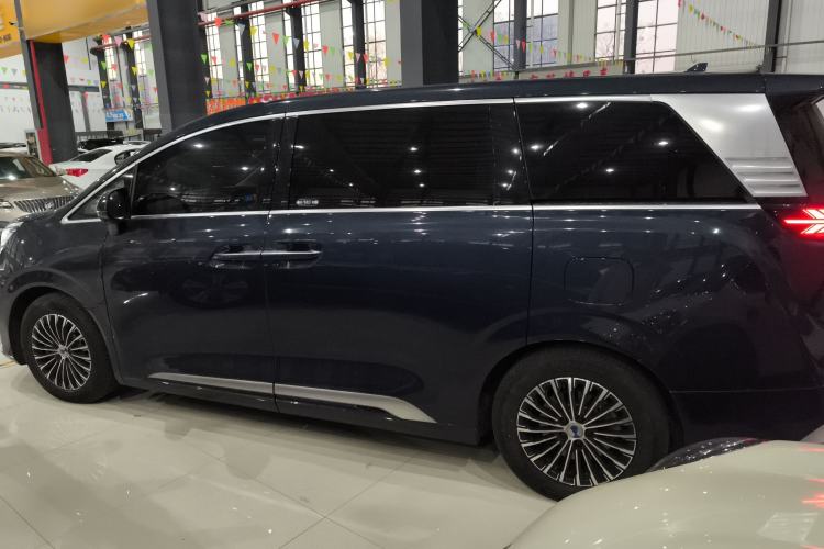 Used Denza D9 2022 DM-i 1040 Prestige Model
