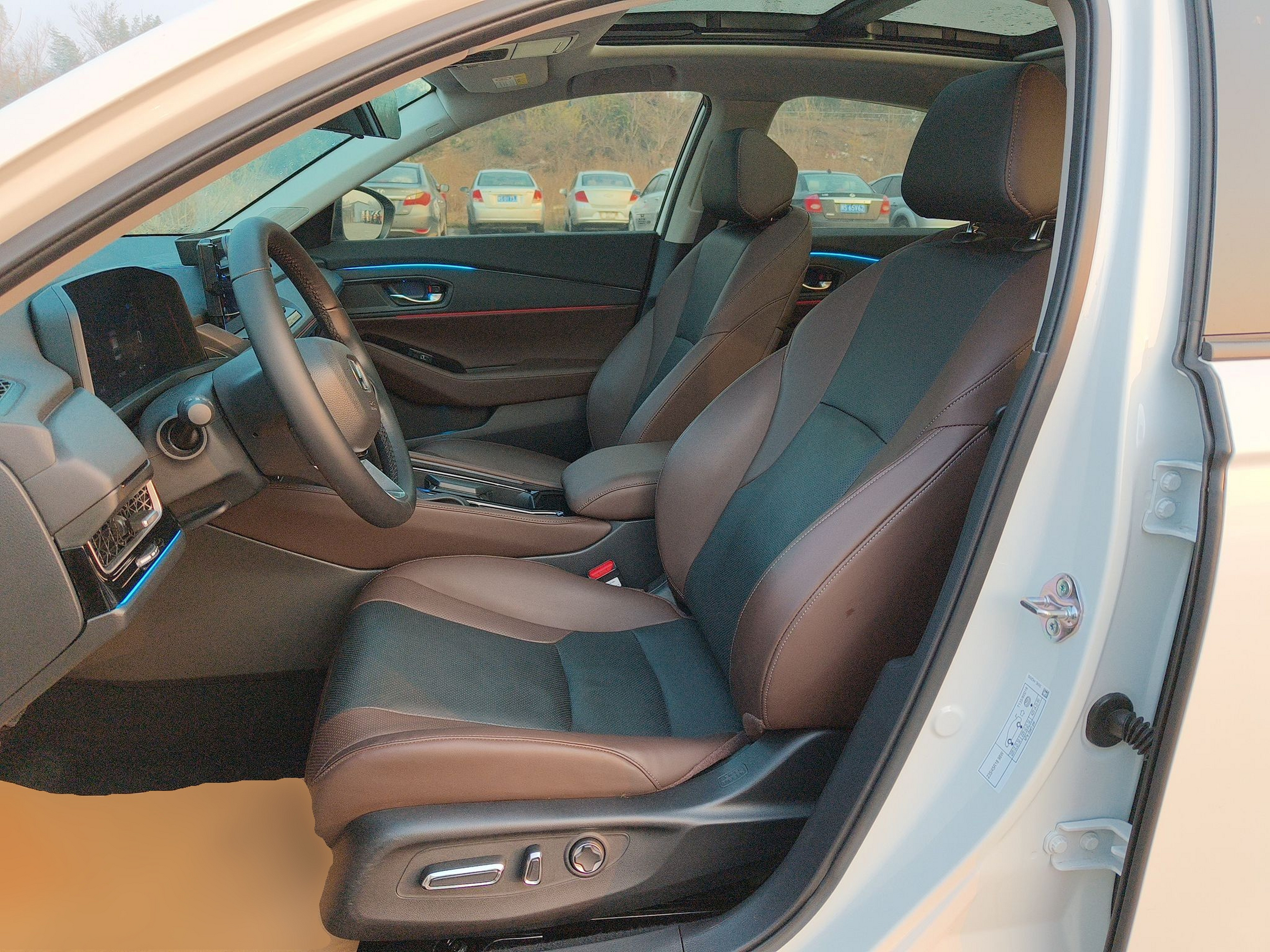 المقاعد الأمامية داخل السيارة