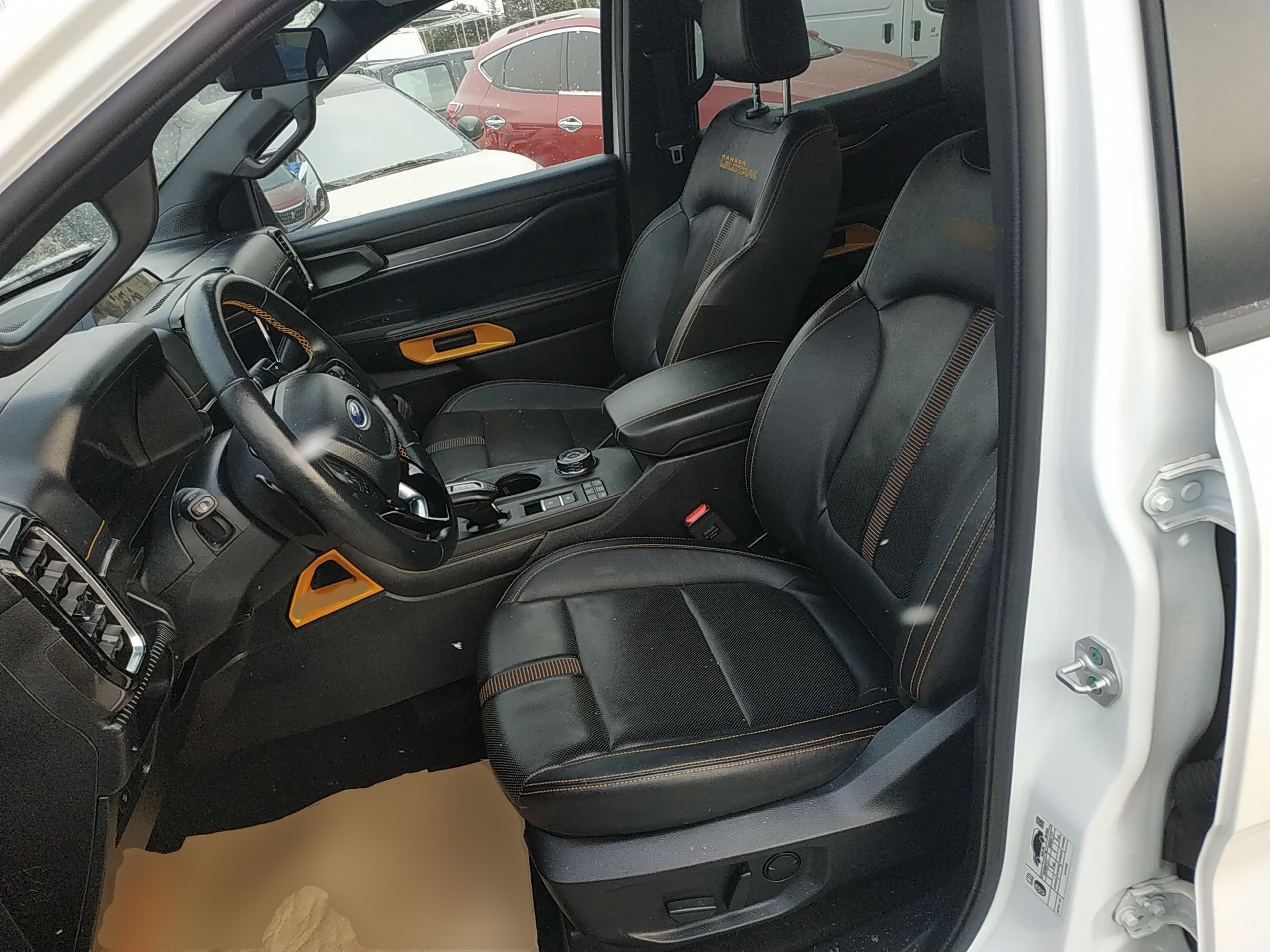 Переднее сиденье в автомобиле