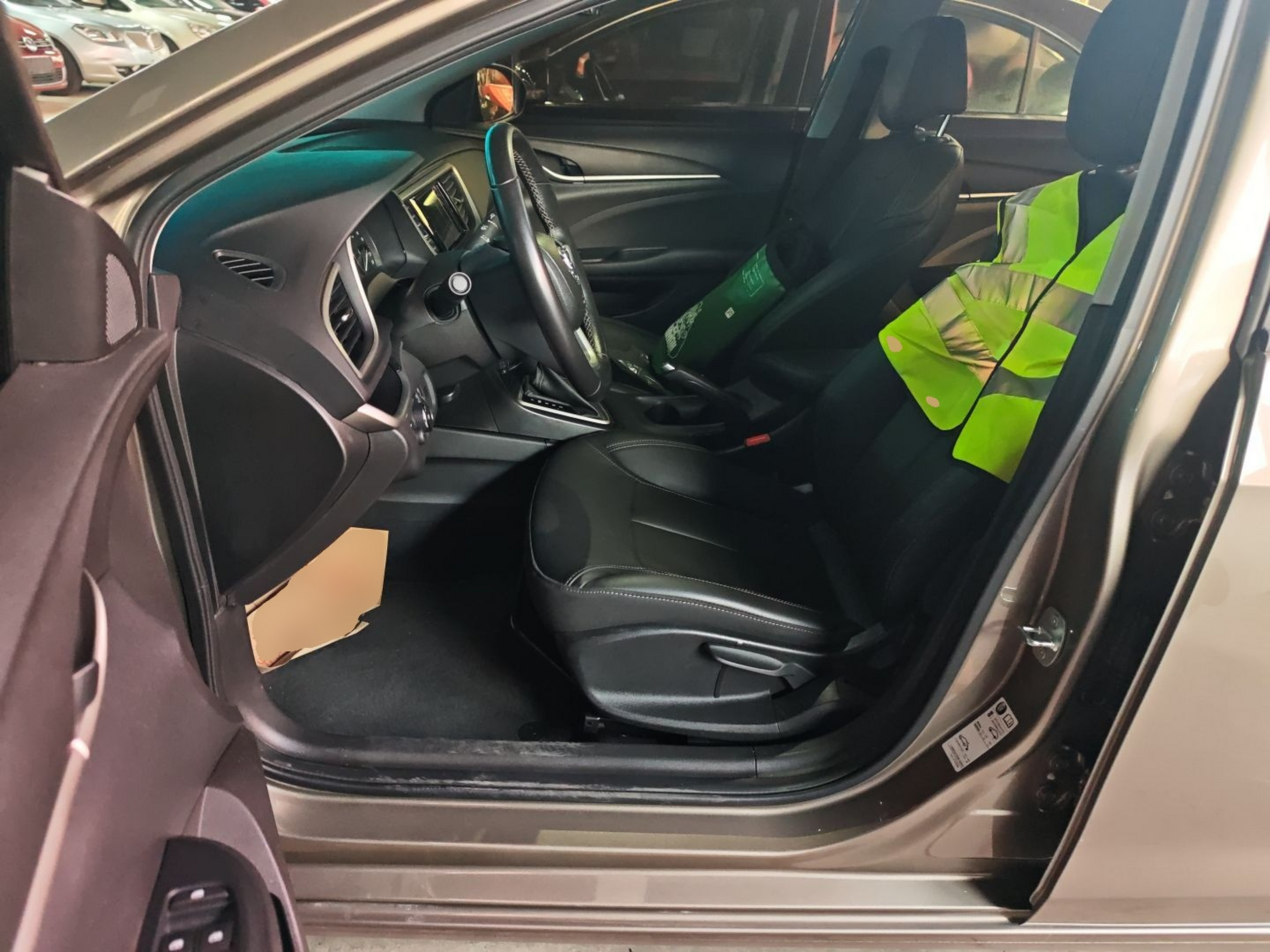 Переднее сиденье в автомобиле