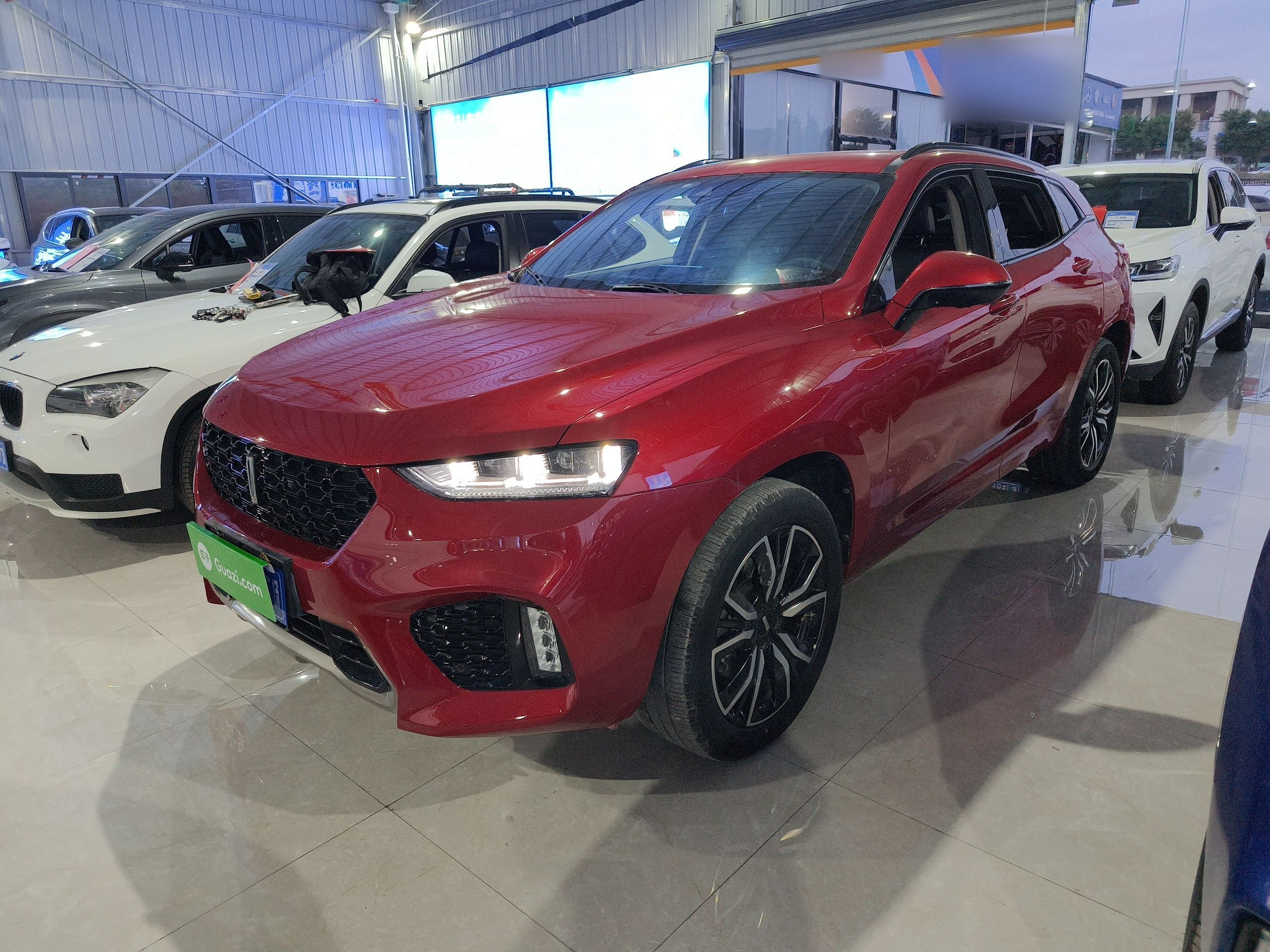 تحت مقدمة السيارة