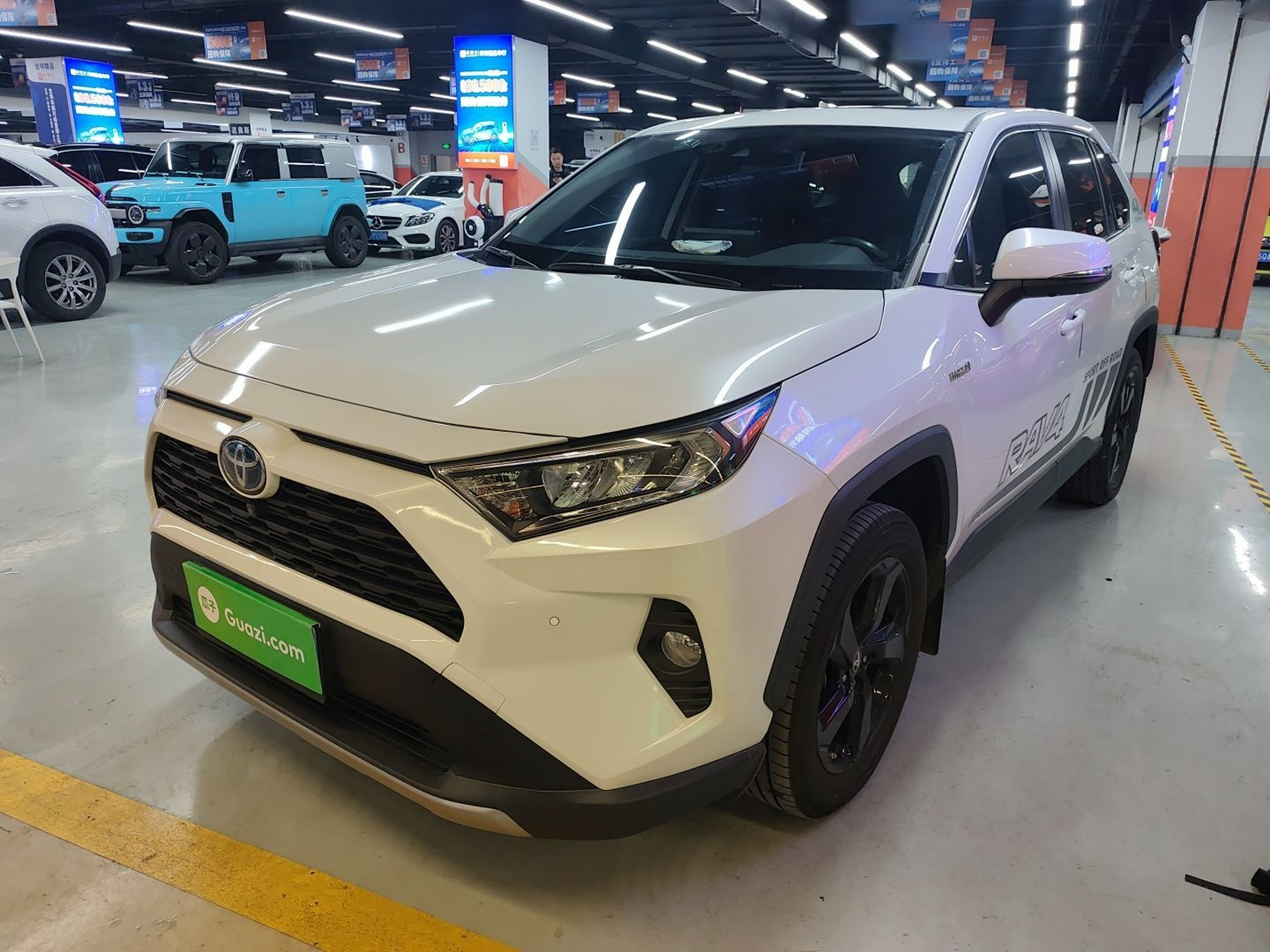 تحت مقدمة السيارة