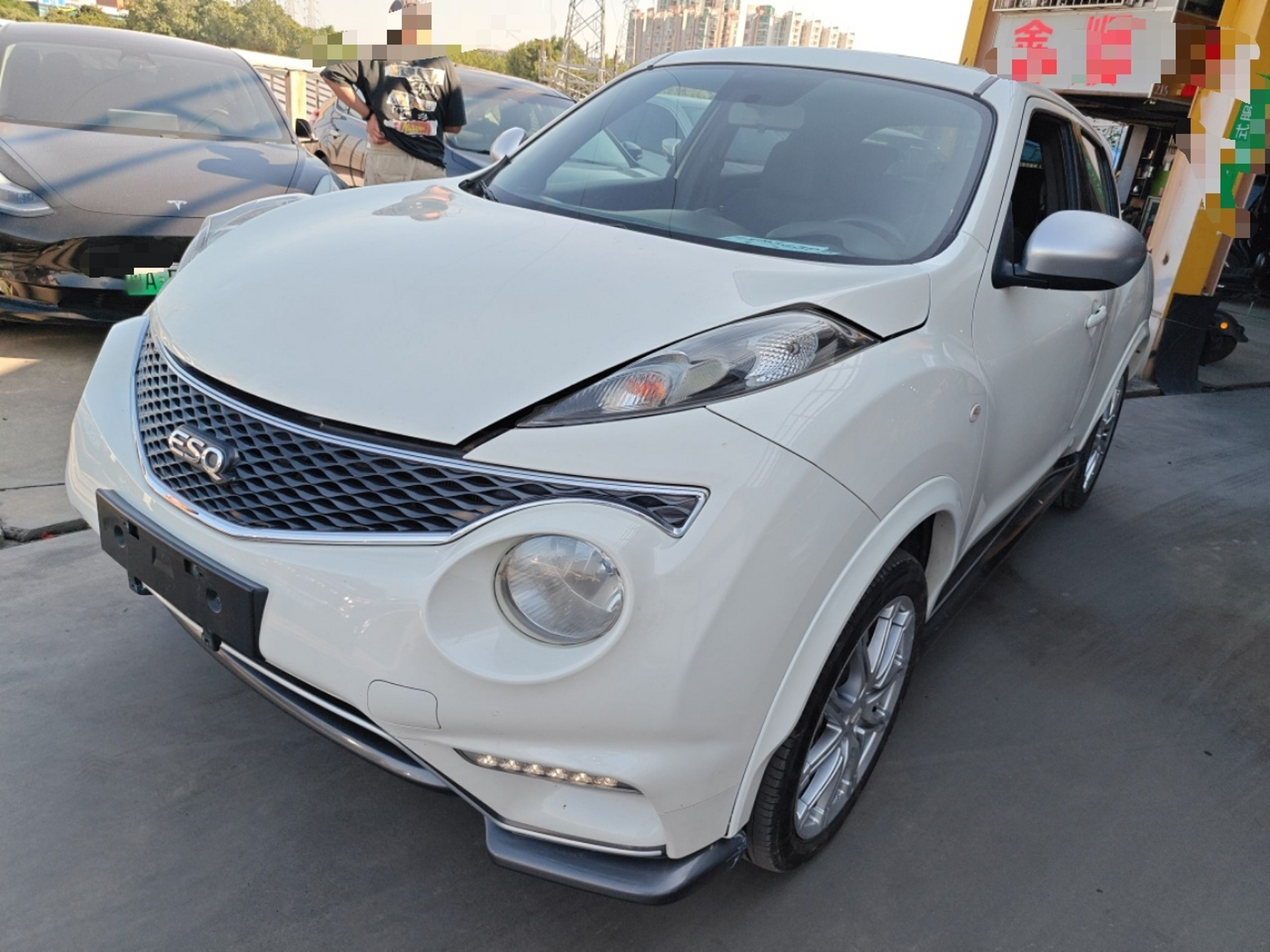 تحت مقدمة السيارة