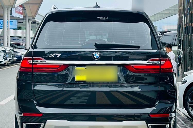 Used BMW X7 2021 Facelifted xDrive40i Luxury Package with Leading Features

