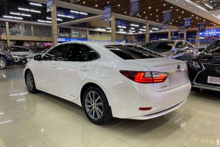 Used Lexus ES 2015 300h Comfort Edition
