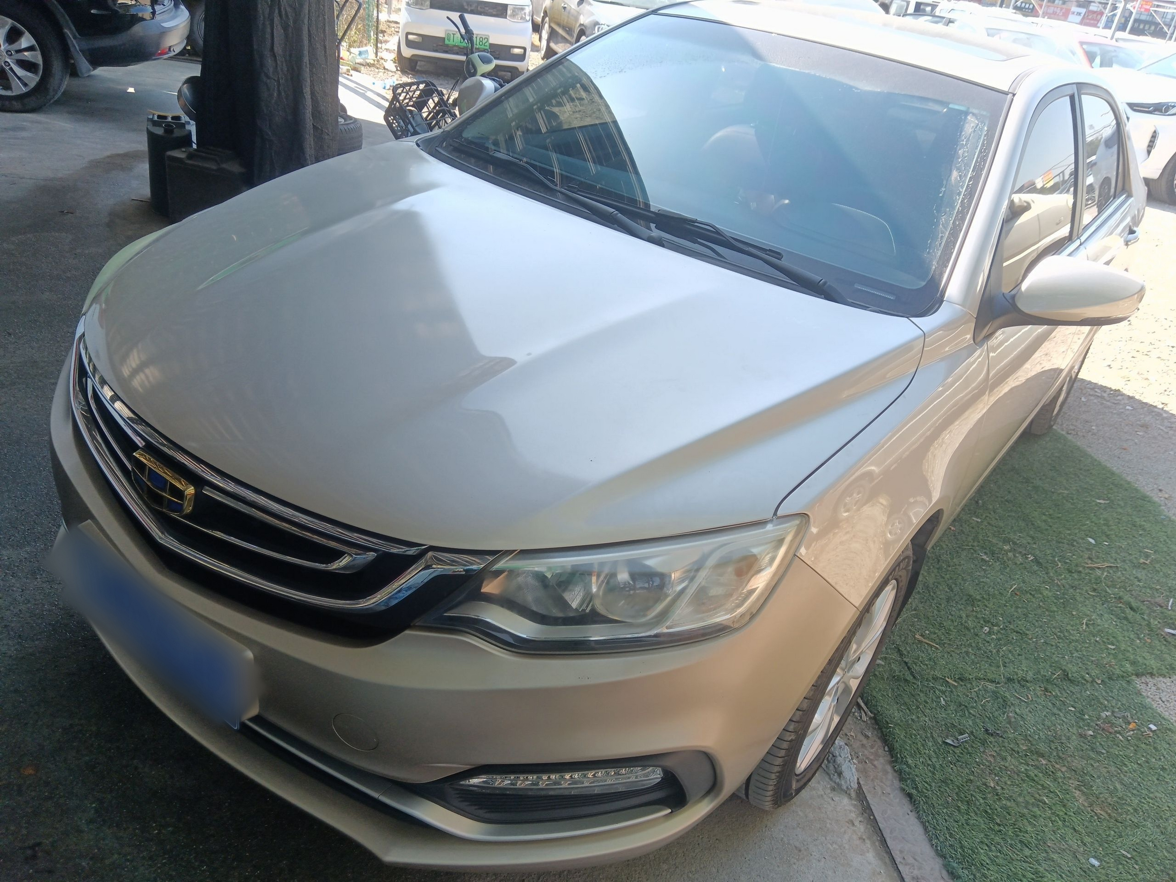 Под передней частью автомобиля