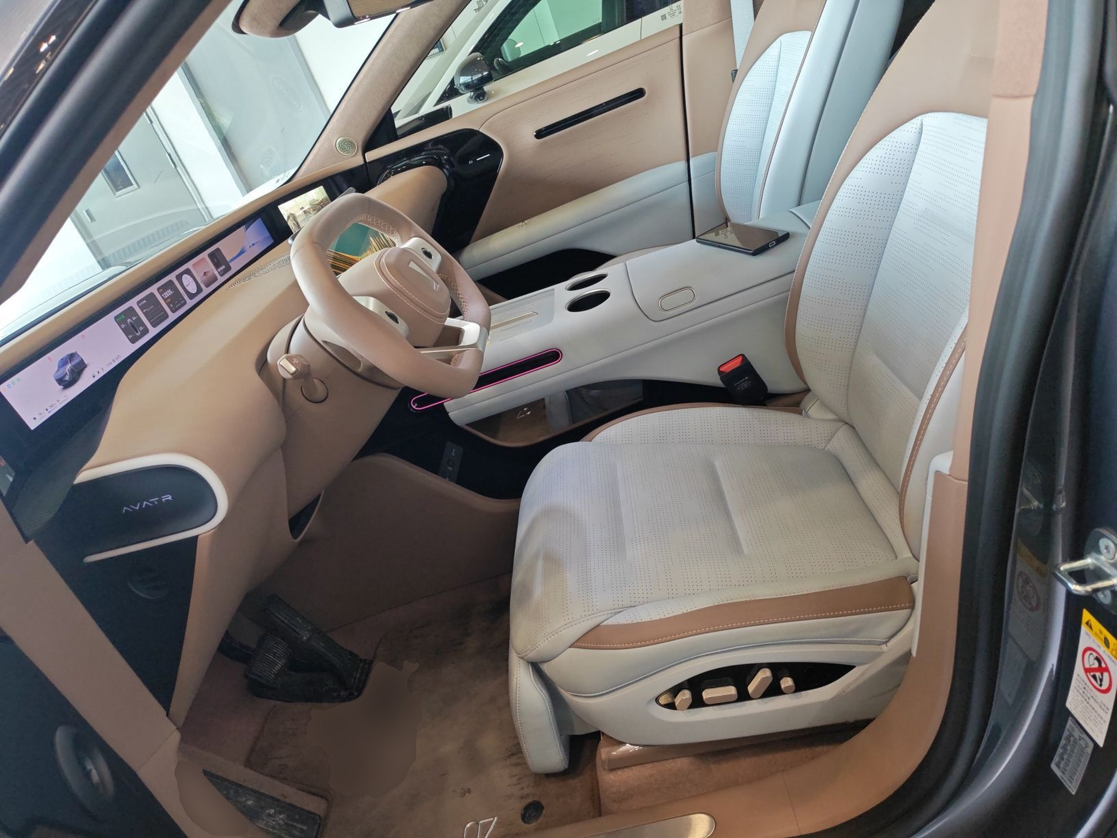 المقاعد الأمامية داخل السيارة