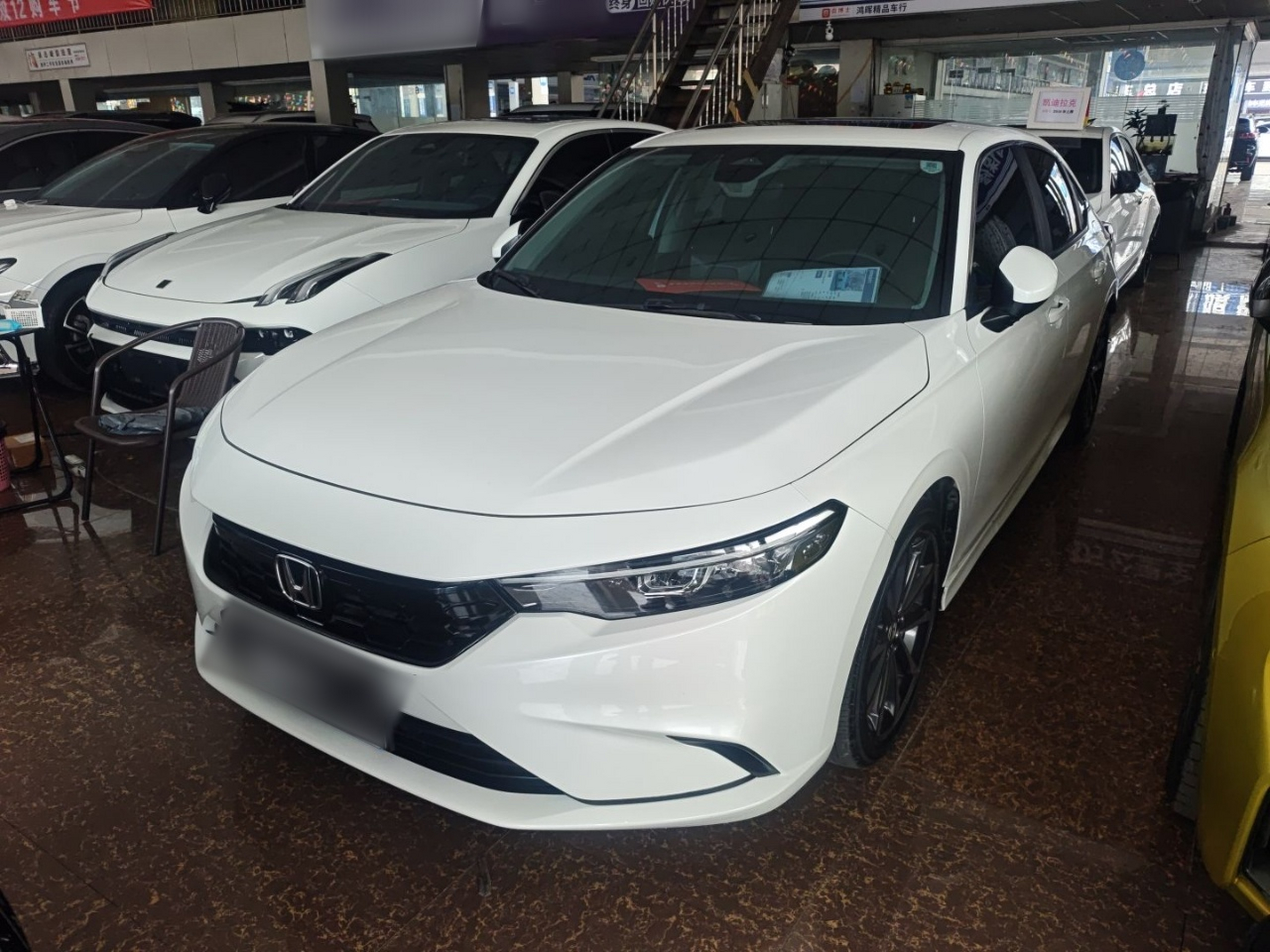 تحت مقدمة السيارة