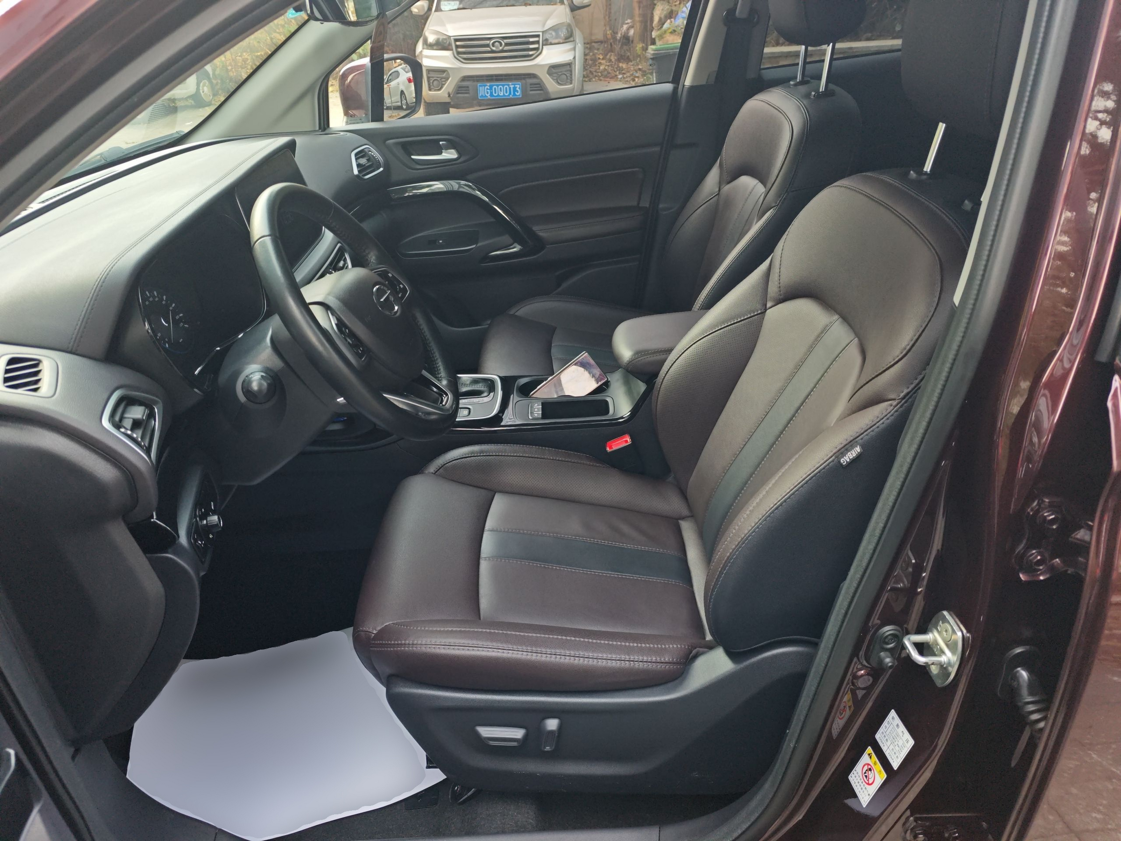 المقاعد الأمامية داخل السيارة