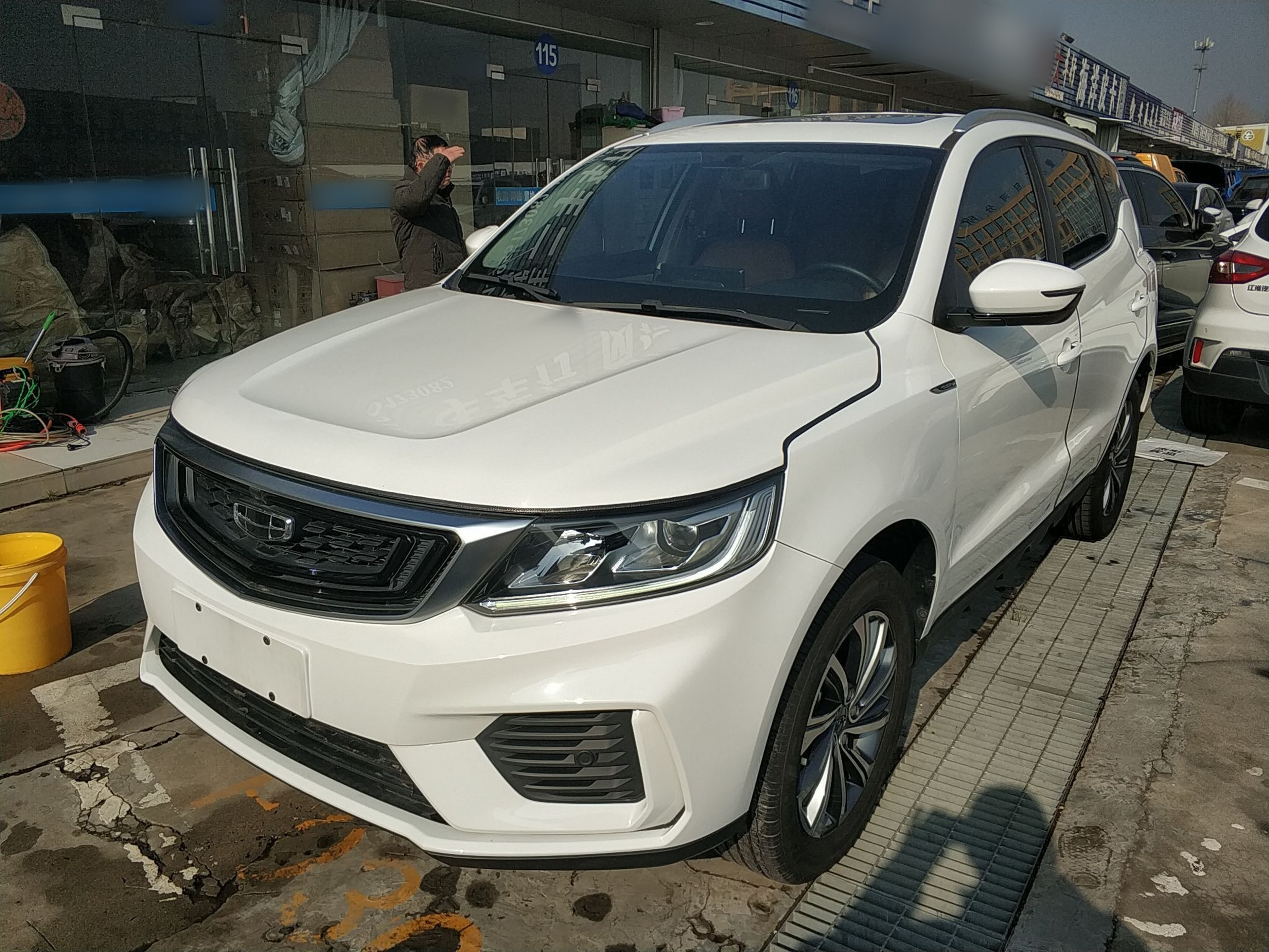 Под передней частью автомобиля